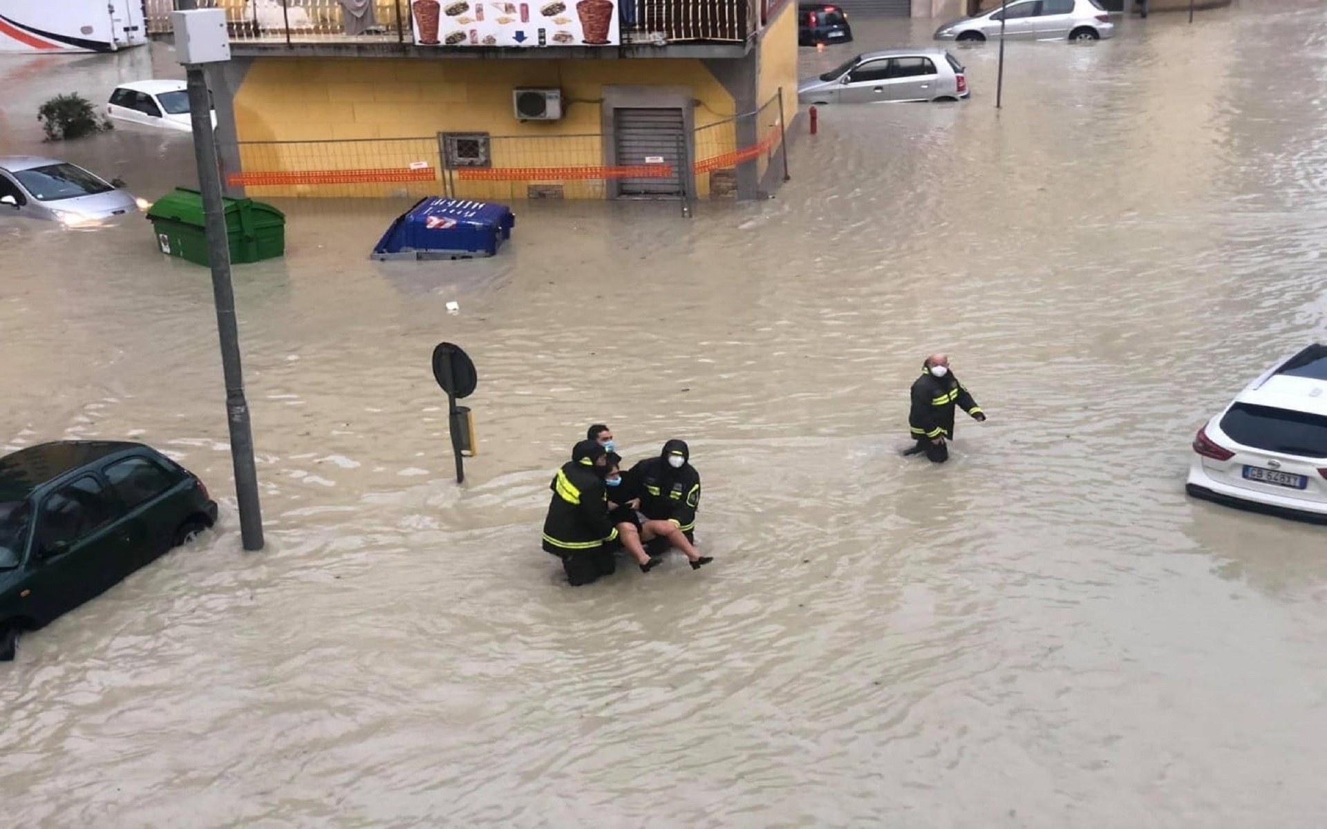 Crotone Travolta Da Un Violento Nubifragio Il Sindaco Non Uscite