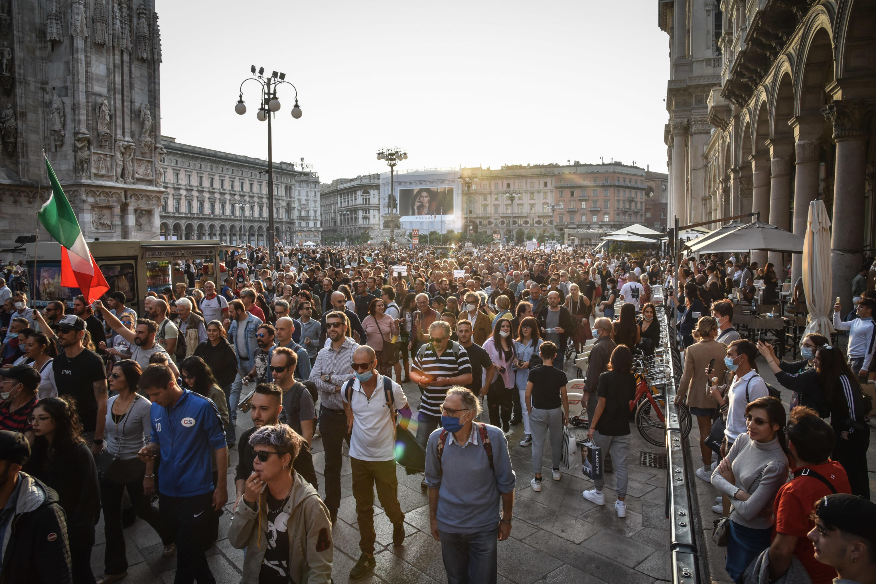 Milano In Migliaia Al Corteo No Green Pass Insulti Contro Draghi E