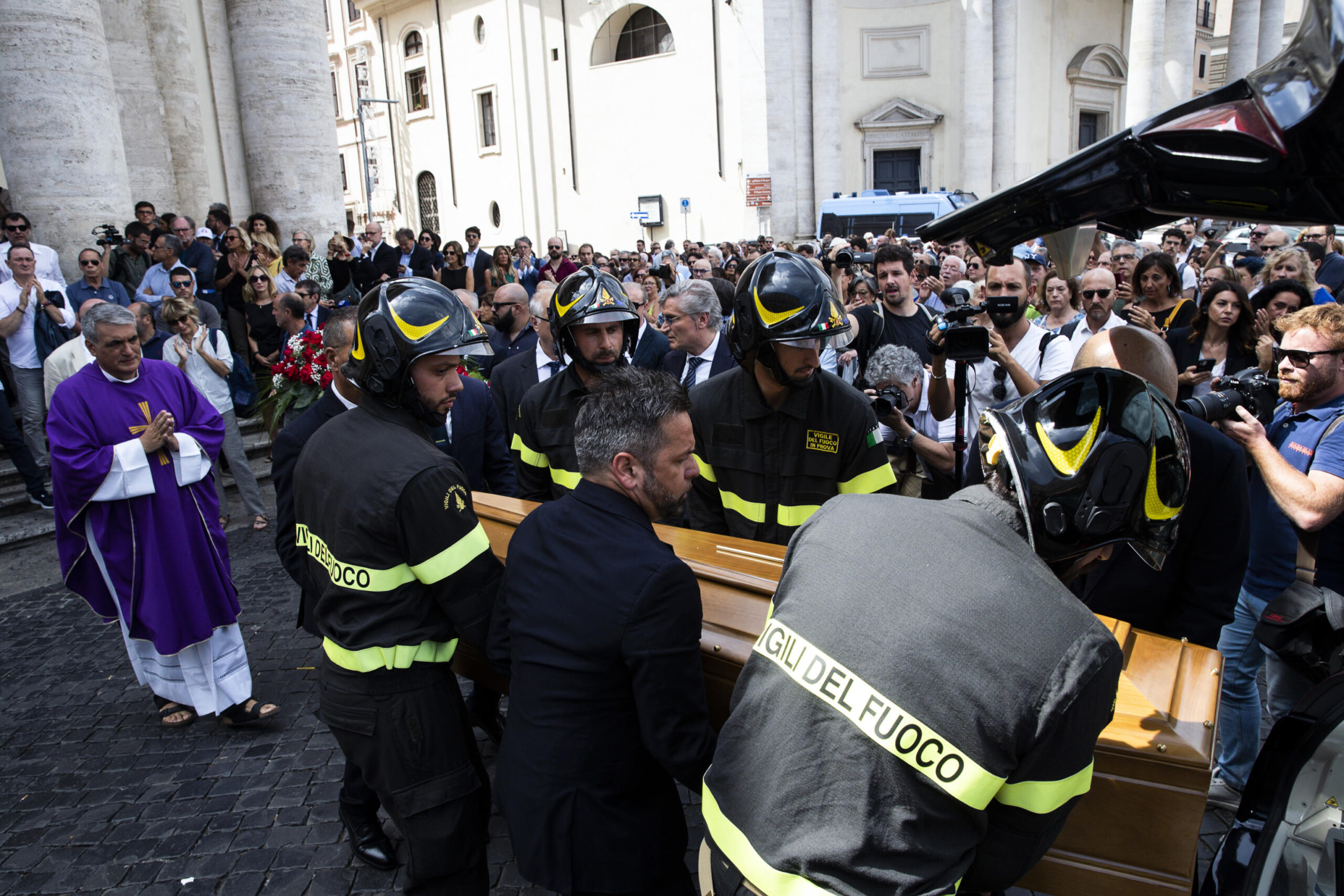 Funerali Purgatori Perch I Vigili Del Fuoco Hanno Portato Il Feretro