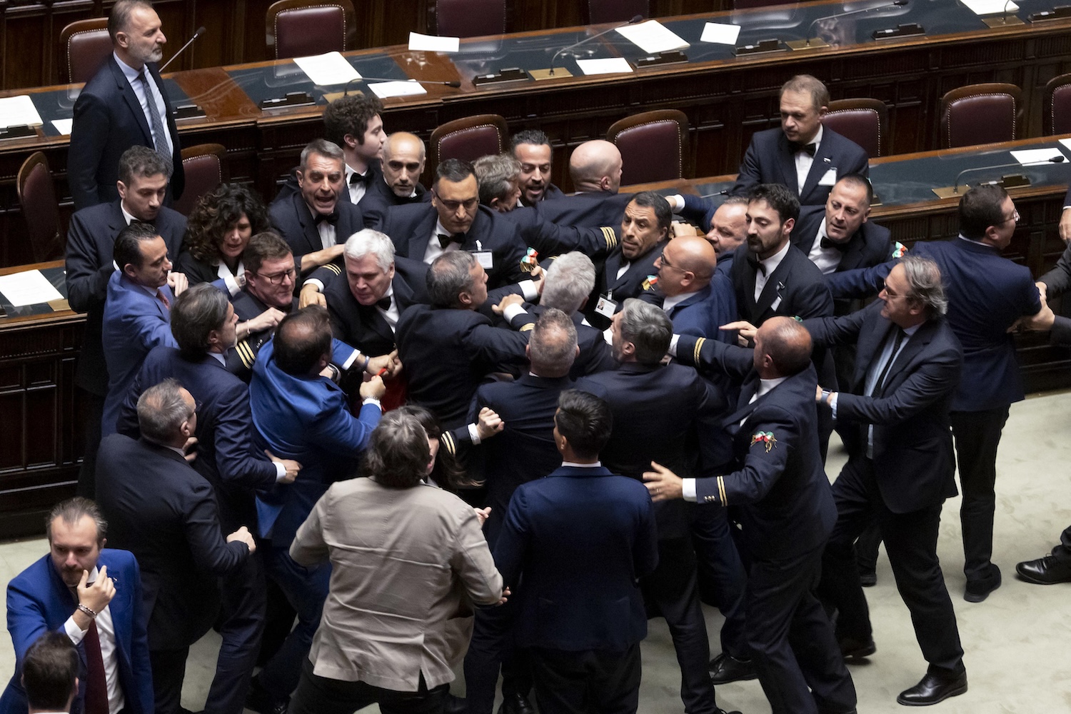 Non è Leonardo Donno la vittima della rissa alla Camera ma una donna e