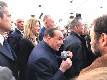 Berlusconi di nuovo in campo: 