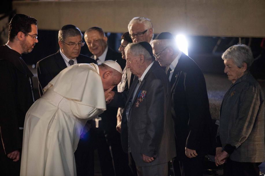 La bufala di Papa Francesco che bacia la mano a Rockefeller e Rothschild foto 3
