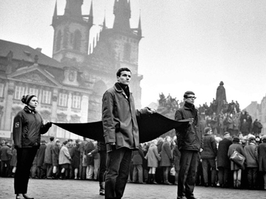 «La città intera che lo accompagnava»: Jan Palach, le foto del funerale a Praga foto 6