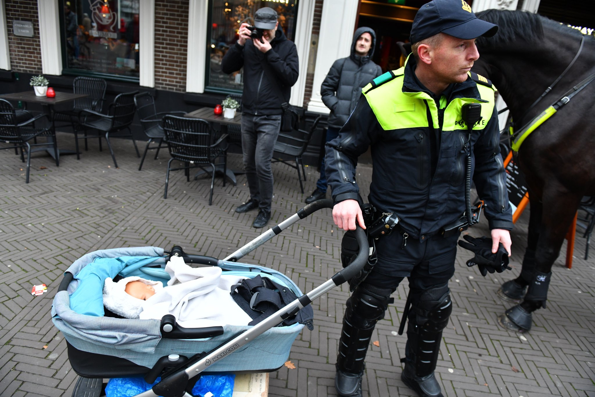 Gilet gialli, la vera storia della donna con il passeggino arrestata in Olanda foto 2
