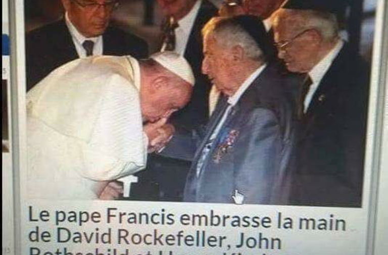 La bufala di Papa Francesco che bacia la mano a Rockefeller e Rothschild -  Open