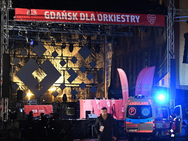 Polonia, morto il sindaco di Danzica accoltellato durante un concerto foto 1