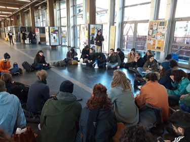 Gli studenti di Torino protestano contro i fast food all'università foto 1