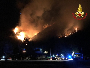 Varese, incendio sul monte Martica: 100 ettari di bosco in fiamme foto 2