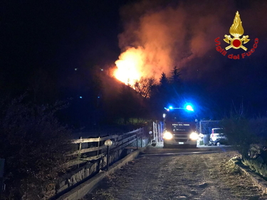 Varese, incendio sul monte Martica: 100 ettari di bosco in fiamme foto 4