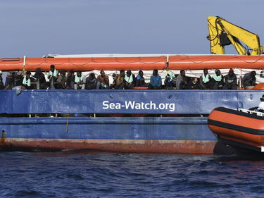 Sea Watch, dalla staffetta del Pd al commento di Salvini: «A bordo, telefonini e ragazzoni a torso nudo» foto 2