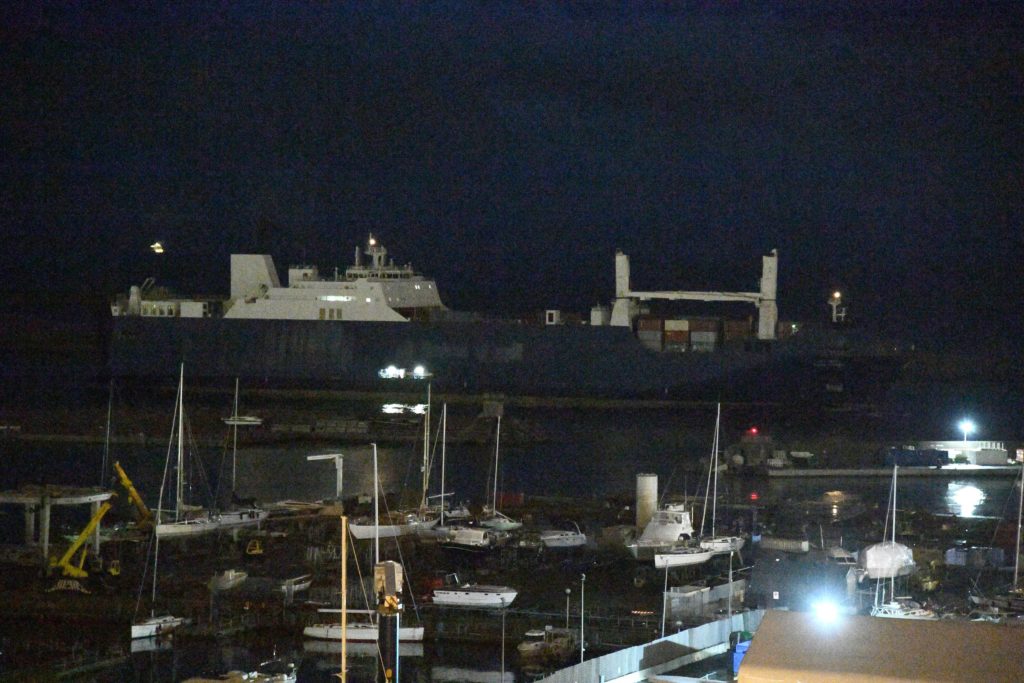 La Bahri Yambu all'alba nel porto di Genova, 20 maggio 2019. Ansa/Luca Zennaro