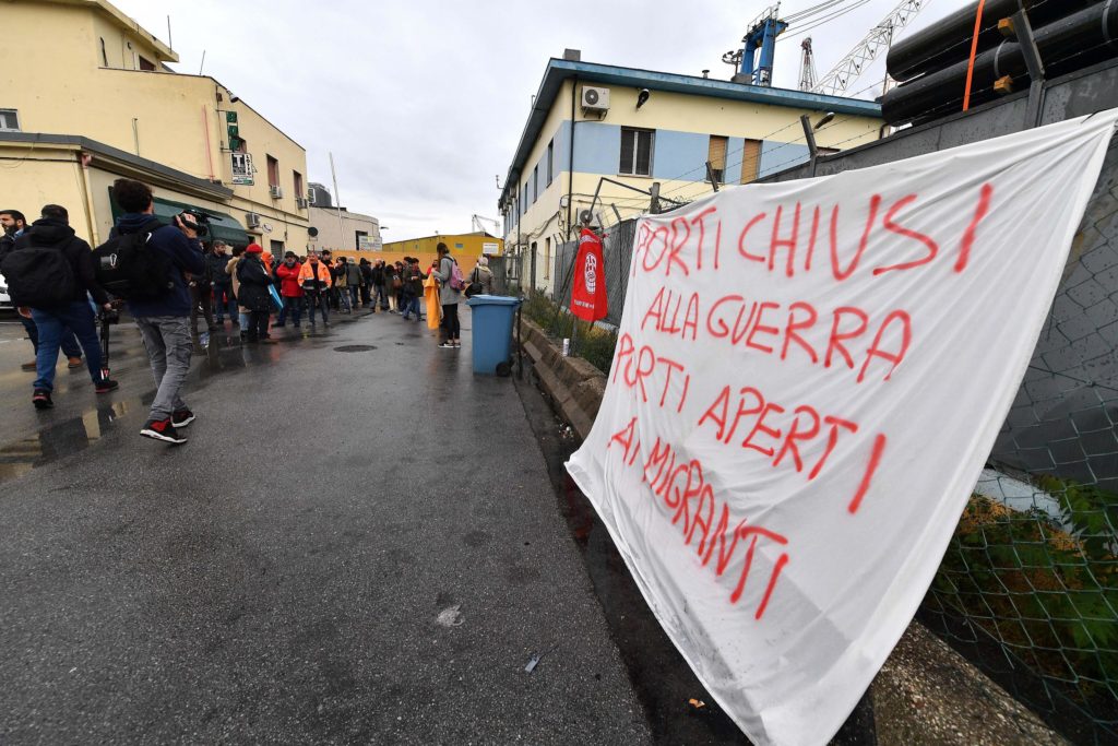 Gruppi pacifisti e organizzazioni della società civile protestano contro la nave cargo saudita Bahri Yanbu ancorata al porto di Genova, 20 maggio 2019. Ansa/Luca Zennaro