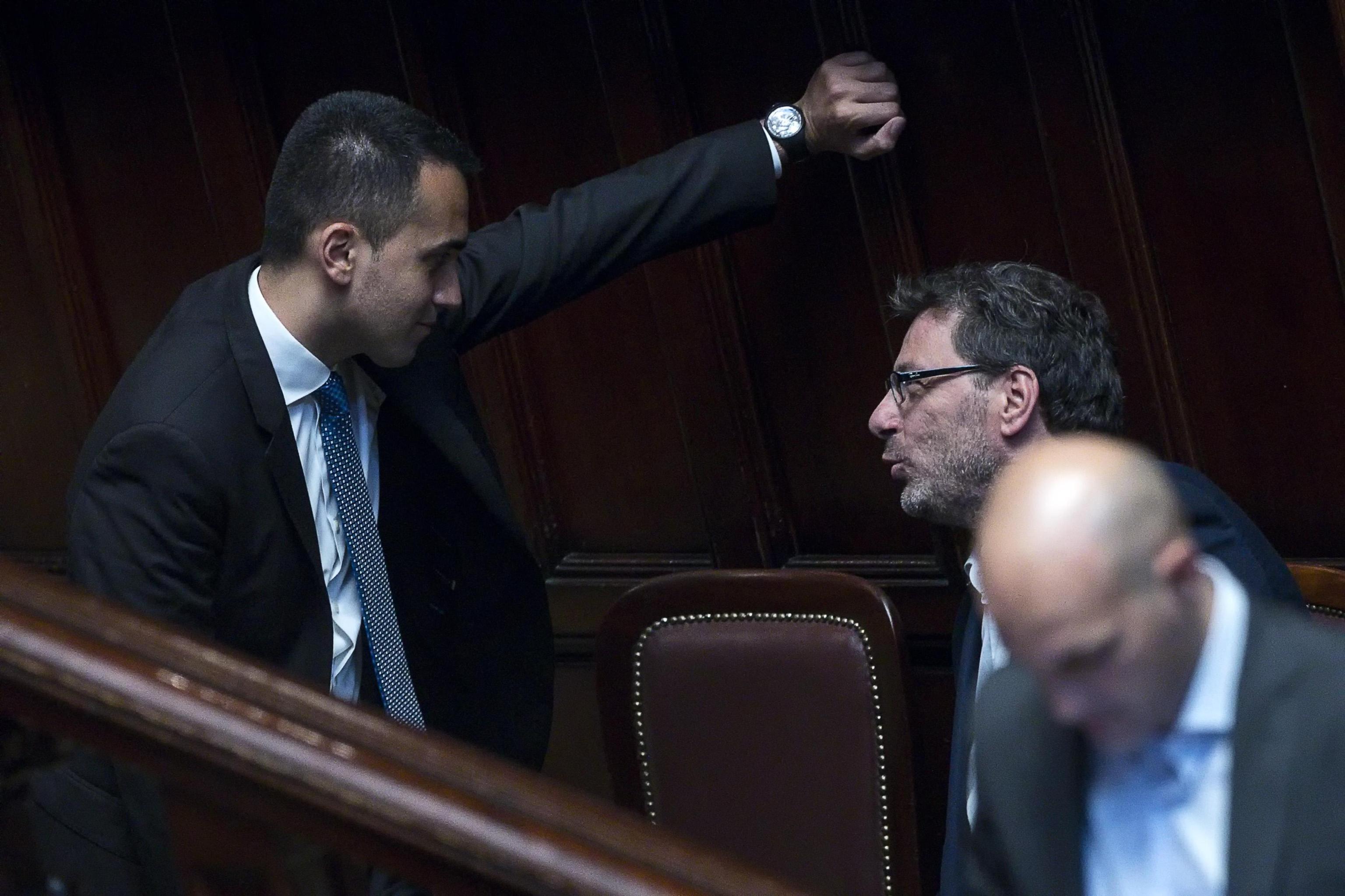 Il ministro del Lavoro, dello Sviluppo economico e vicepremier Luigi Di Maio (S) con il sottosegretario alla presidenza del Consiglio Giancarlo Giorgetti (D) in aula alla Camera durante la votazione degli emendamenti del Decreto dignità, Roma, 31 luglio 2018. ANSA/ANGELO CARCONI