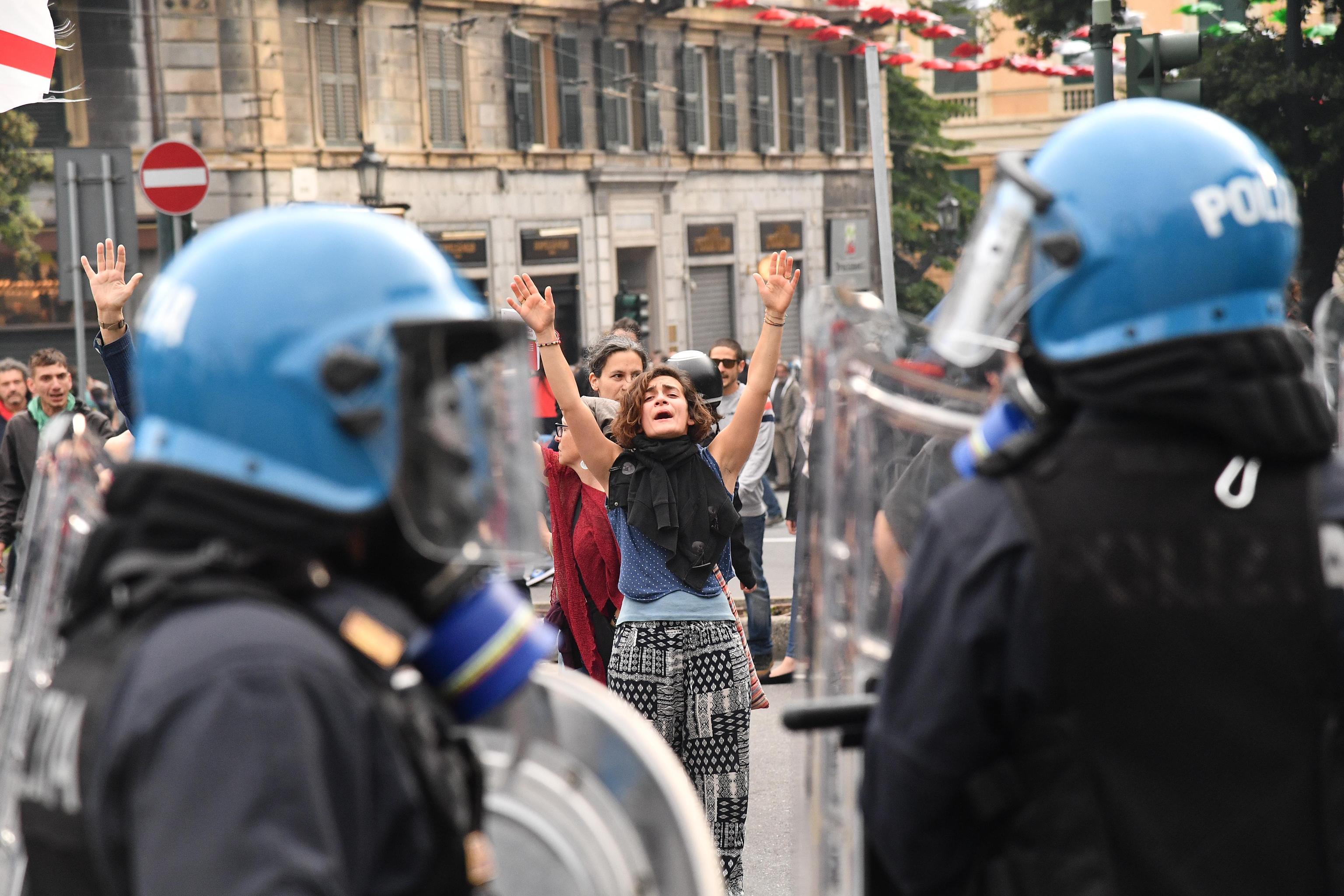 Un momento del manifestazione antifascista contro il comizio di Casapound, Genova, 23 maggio 2019.
ANSA/LUCA ZENNARO
