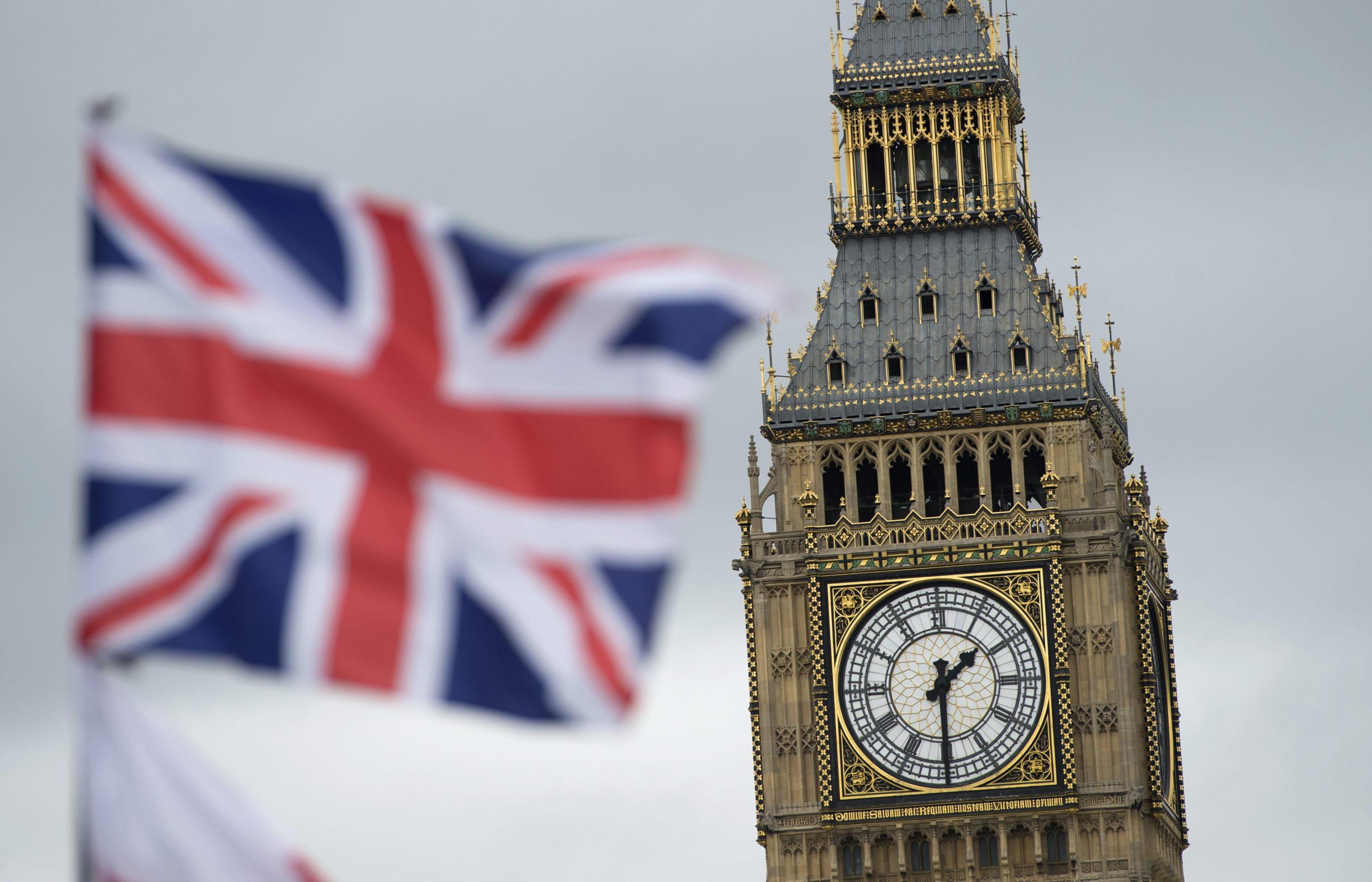 epa05383395 A British Union flag, commonly known as a Union Jack, flies in in front of the landmark Big Ben, in London, Britain, 22 June 2016.  Britons will vote on whether to remain in or leave the EU in a referendum on 23 June 2016.  EPA/HANNAH MCKAY