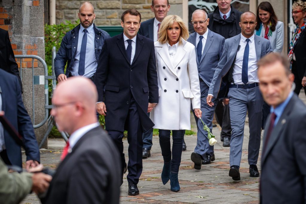 Il presidente francese Emmanuel Macron, a destra, e sua moglie Brigitte Macron a sinistra lasciano il seggio dopo aver votato a Le Touquet, Francia settentrionale, 26 maggio 2019. Epa/Christophe Petit Tesson