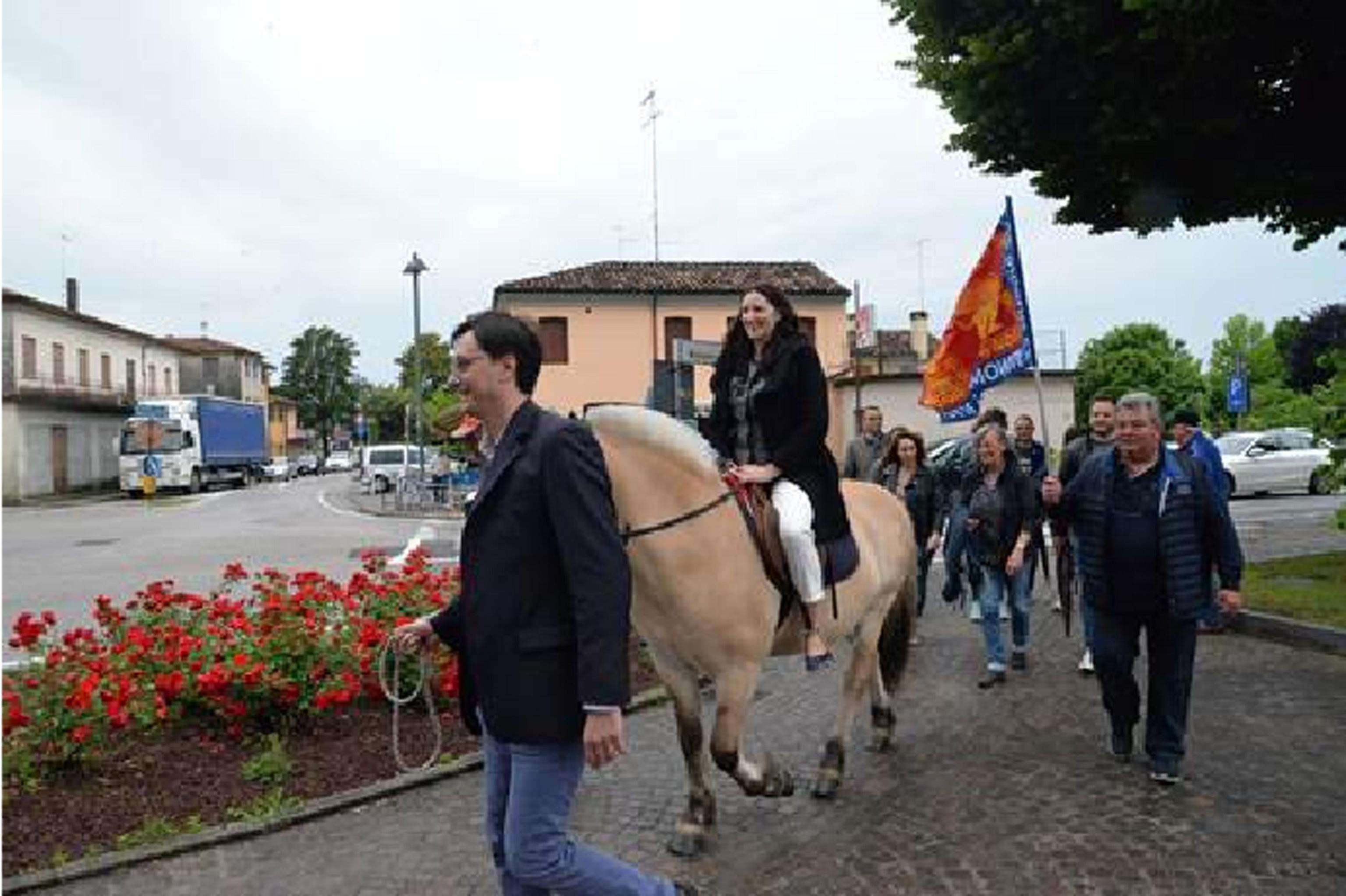 Il sobrio insediamento della sindaca leghista di Codognè, in Veneto – Il video