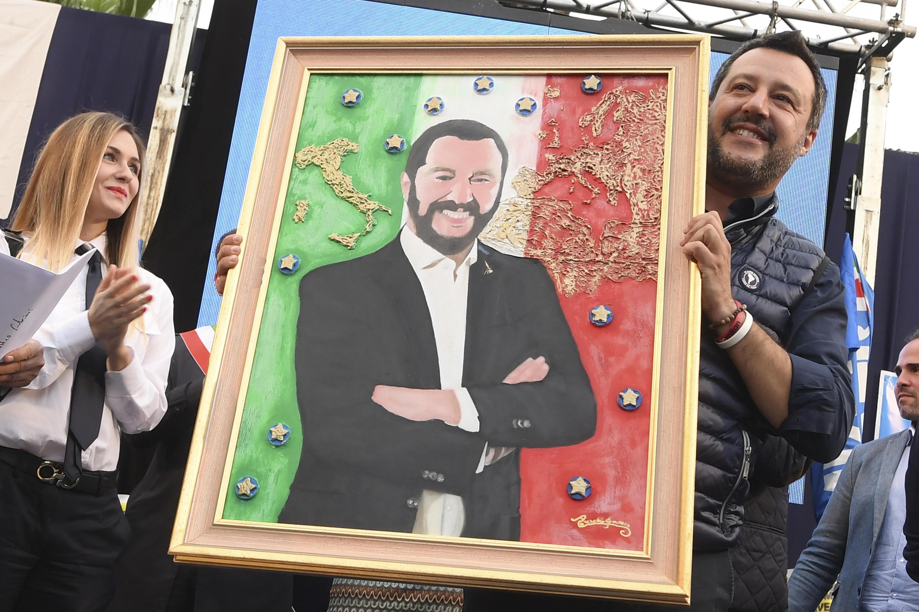 il vicepremier e ministro dell'Interno  Matteo Salvini dietro il quadro che lo raffigura durante il comizio a sostegno del candidato sindaco Gianluca Golia, Aversa (Caserta), 31 maggio 2019
ANSA / CIRO FUSCO