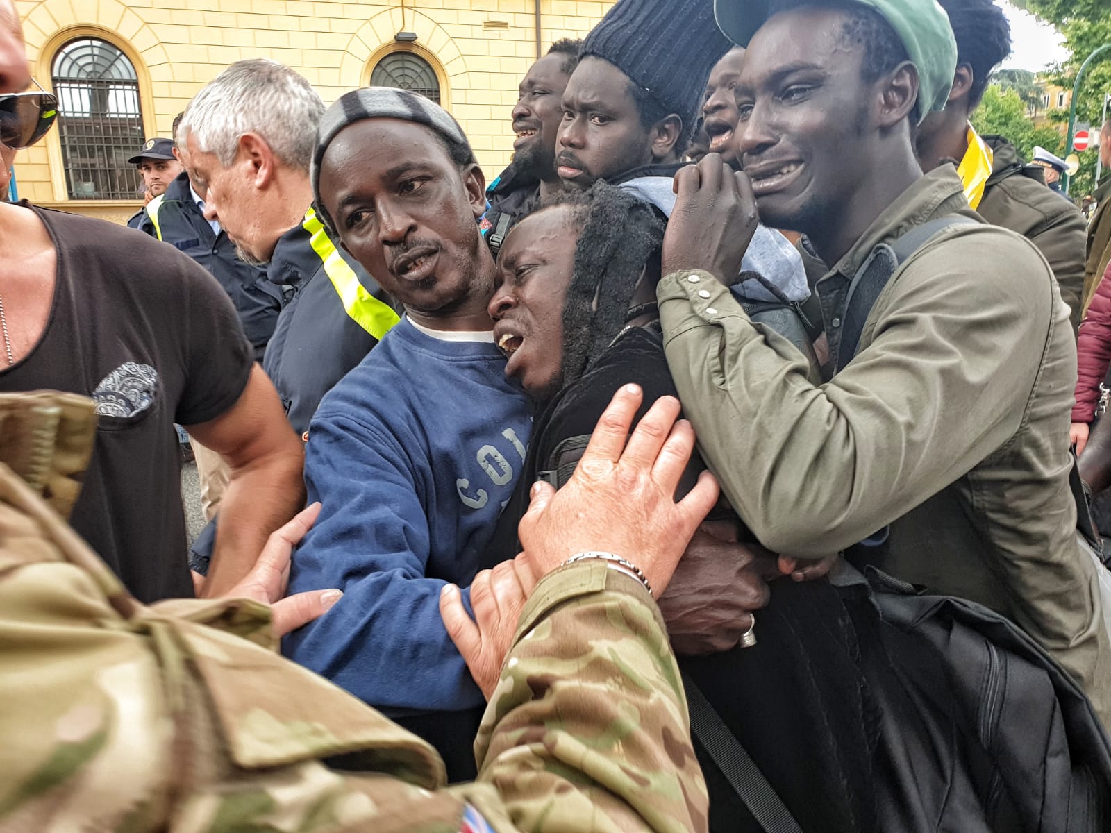 Roma, incidente alla fermata della metro: muore una donna. Il dolore della comunità senegalese