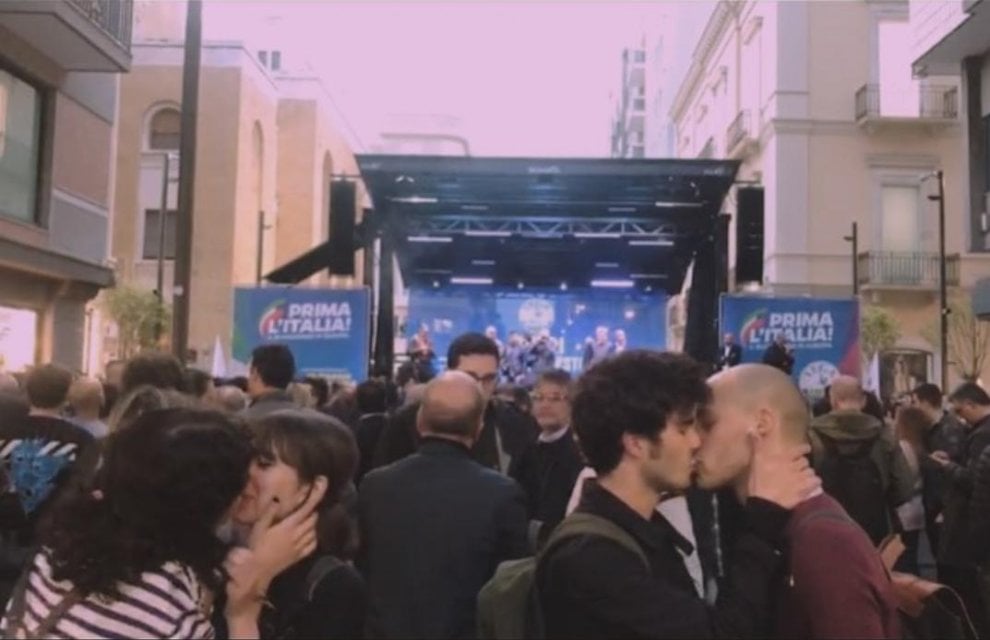 bacio gay salvini