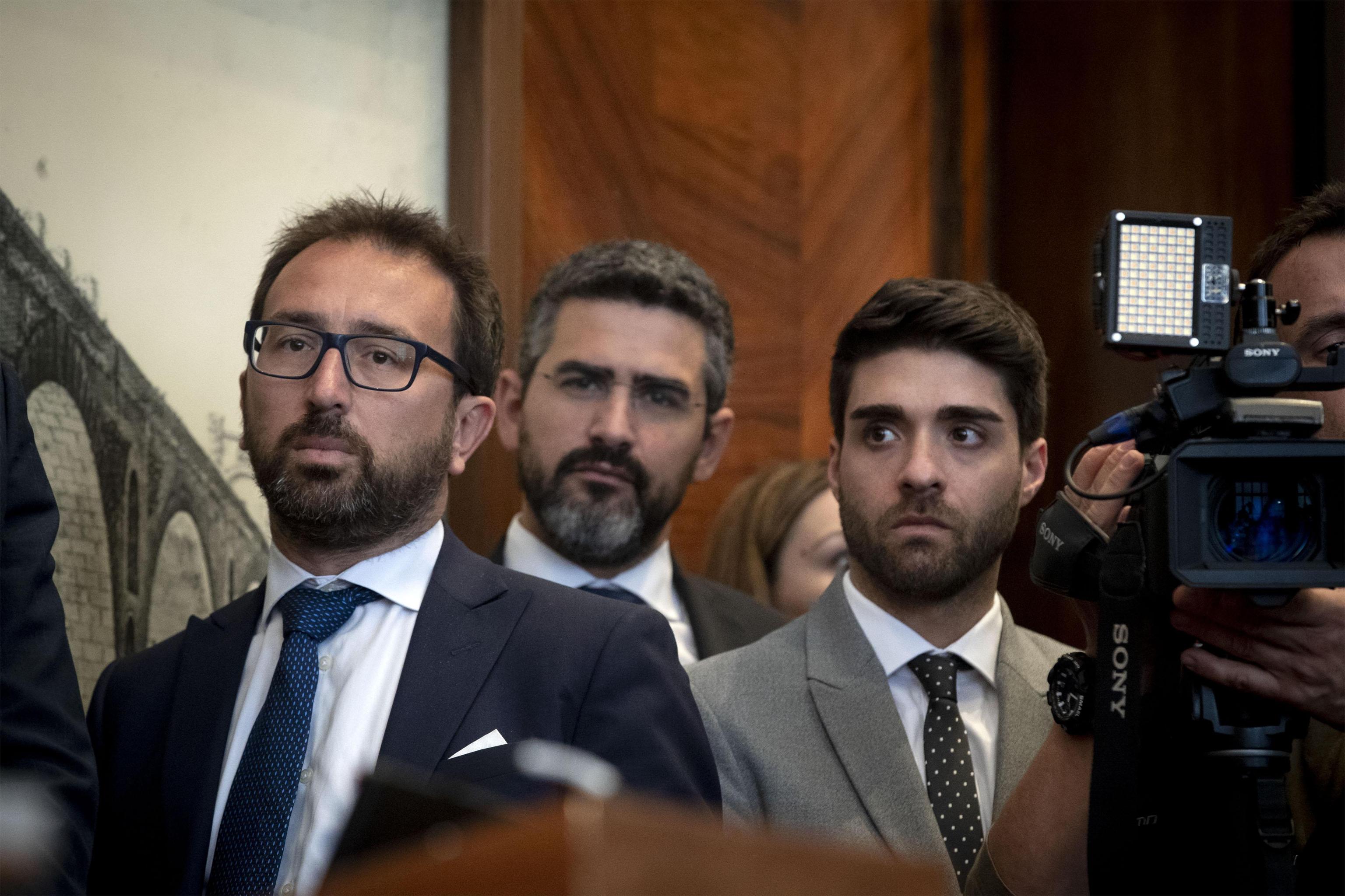 Il ministro della Giustizia Alfonso Bonafede (S) e il ministro per i rapporti con il Parlamento Riccardo Fraccaro (2-S) in occasione di una conferenza stampa al Mise, Roma, 27 maggio 2019.
ANSA/MASSIMO PERCOSSI