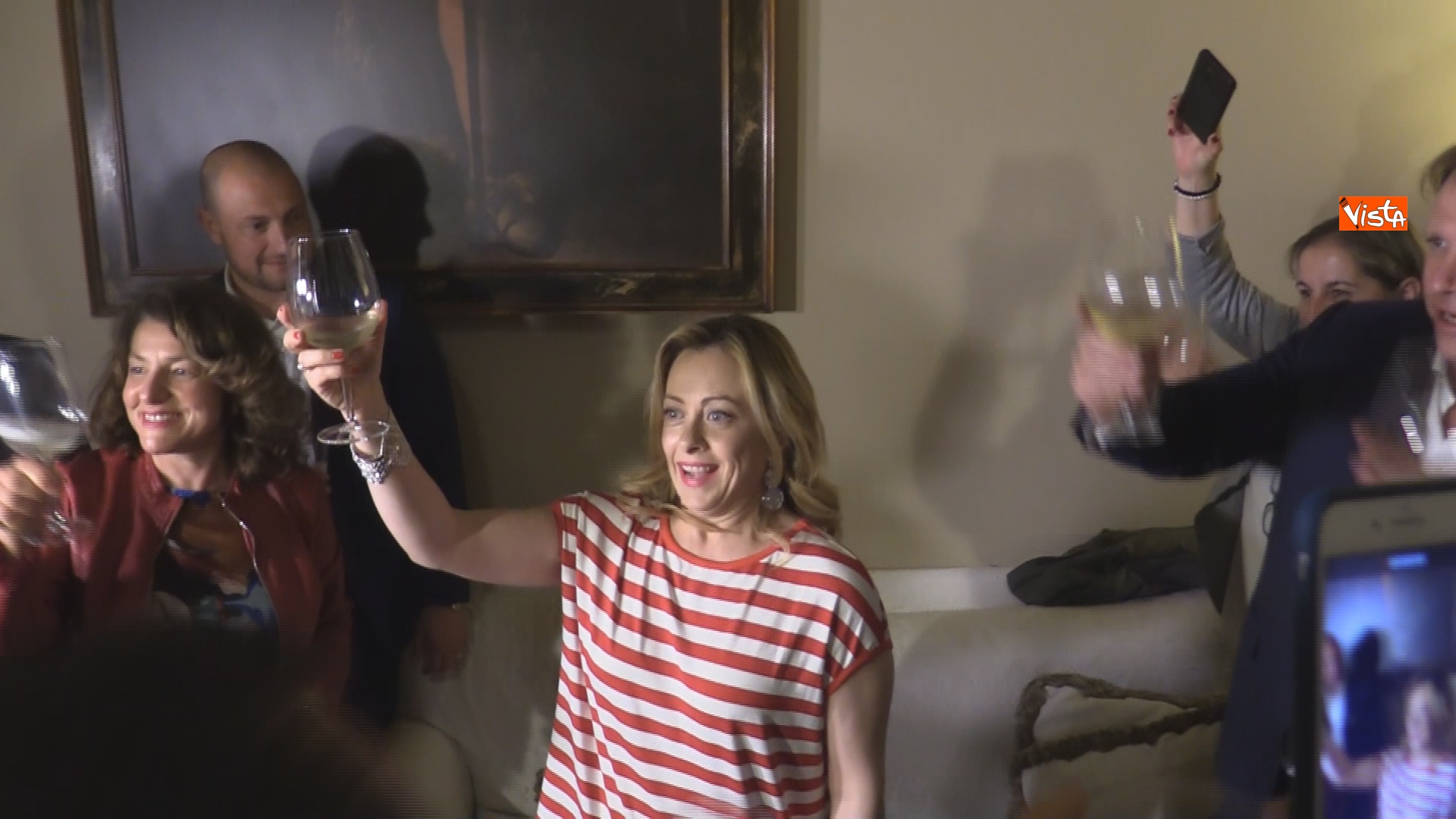 «Alla vittoria!»: Giorgia Meloni brinda, ma qualcosa va storto – Il video