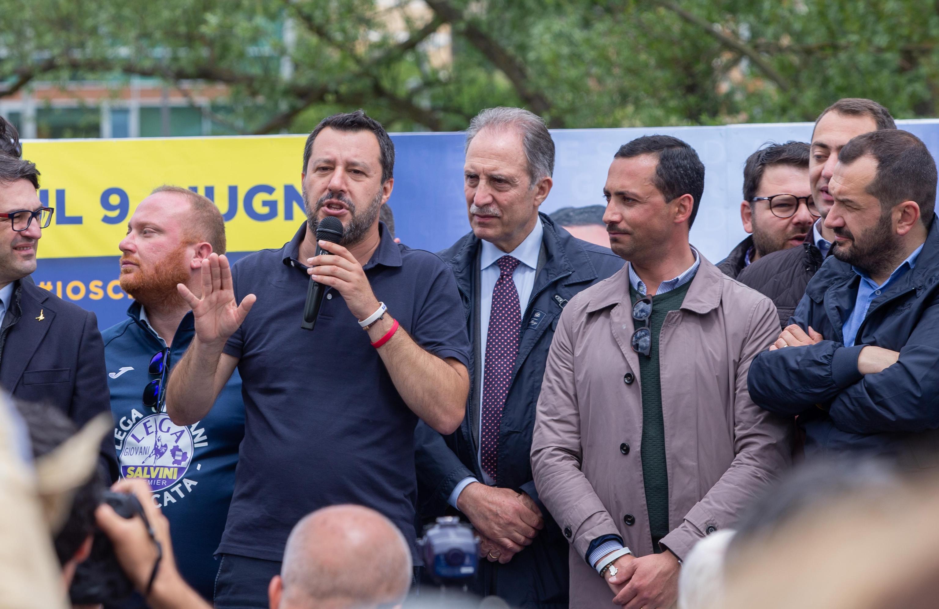 Il vicepremier e ministro dell'Interno Matteo Salvini (C-S) con il presidente della Regione Basilicata Vito Bardi (C), durante un'iniziativa elettorale a Potenza, al mercato di viale del Basento, a sostegno del candidato sindaco del centrodestra, Mario Guarente (C-D), 1 giugno 2019. ANSA/ TONY VECE