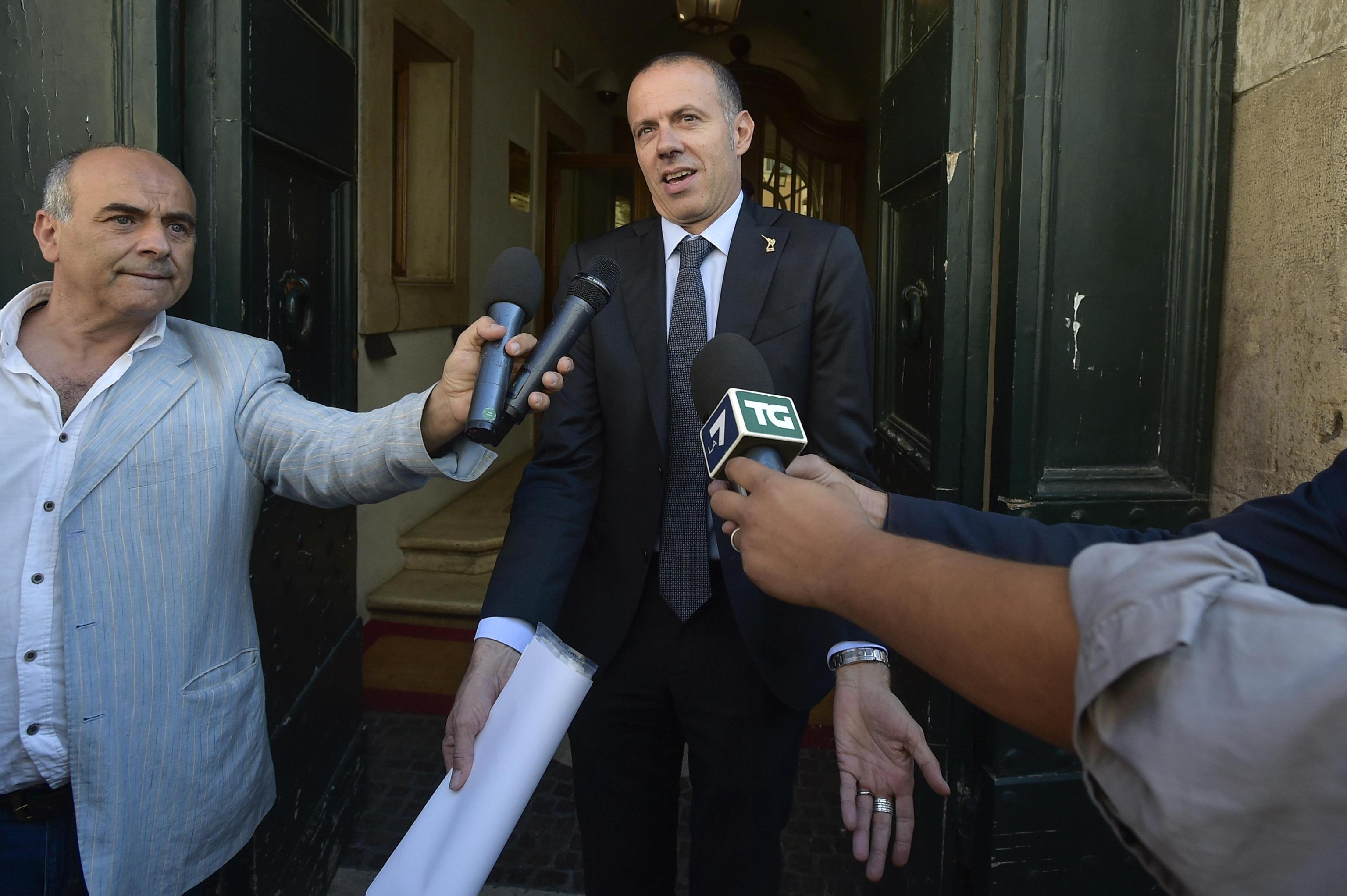 Il senatore Massimiliano Romeo in occasione del sit in dei senatori della Lega fuori dal Senato, in segno di solidarietà a Matteo Salvini, al termine della informativa di Giuseppe Conte sulla vicenda Diciotti. I senatori hanno indossato una maglietta bianca con la foto del segretario leghista e con su scritto #iostoconSalvini e #nessunotocchiSalvini, Roma 12 Settembre 2018 
ANSA / LUIGI MISTRULLI