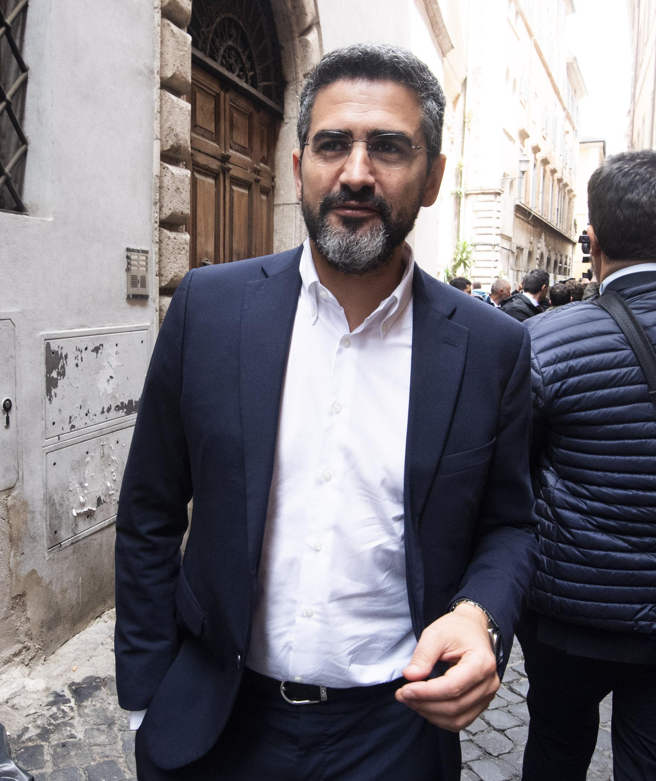 Il ministro dei Rapporti con il Parlamento, Riccardo Fraccaro, all'uscita da un ristorante dopo un pranzo con Luigi Di Maio e Alfonso Bonafede, Roma, 30 maggio 2019. ANSA/CLAUDIO PERI