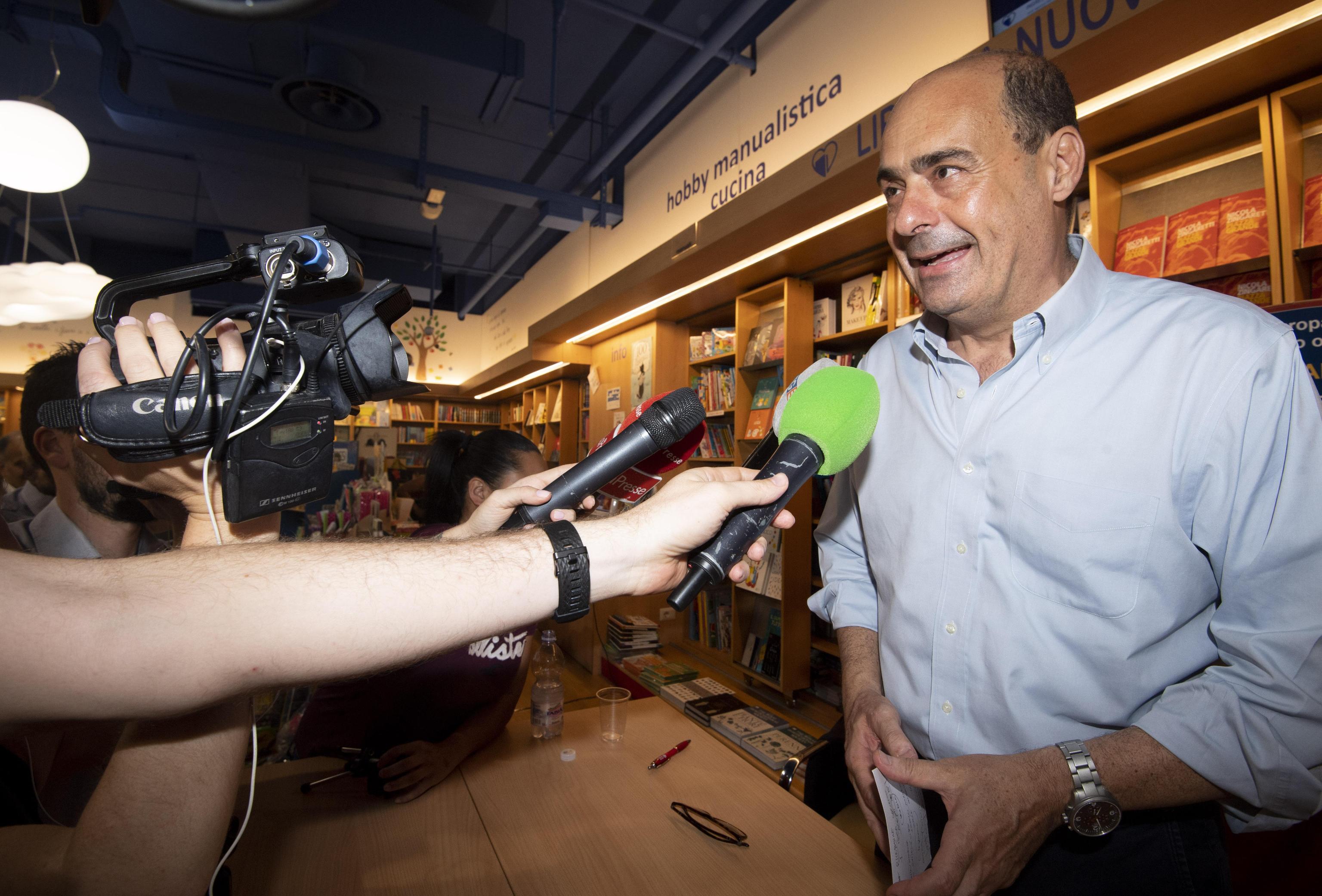 Il segretario del Partito Democratico, Nicola Zingaretti, durante la presentazione del suo libro "Piazza grande" presso la libreria del centro commerciale I Granai a Roma, 14 giugno 2019. 
ANSA/CLAUDIO PERI