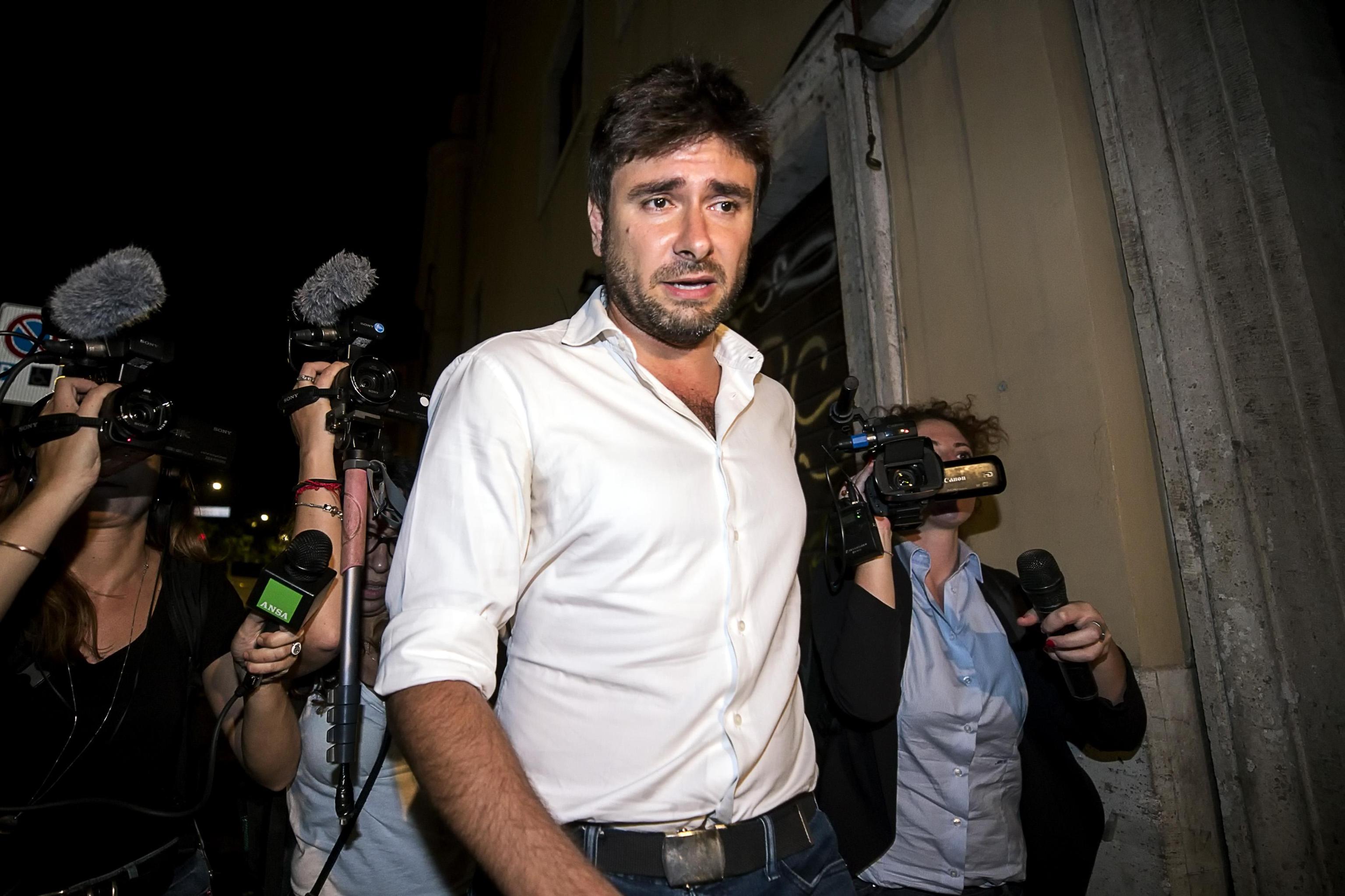 Alessandro Di Battista al termine del'incontro con i vertici del M5s ed il presidente del consiglio incaricato Giuseppe Conte dopo aver rimesso il mandato da premier al Quirinale, Roma, 27 maggio 2018. ANSA/ANGELO CARCONI