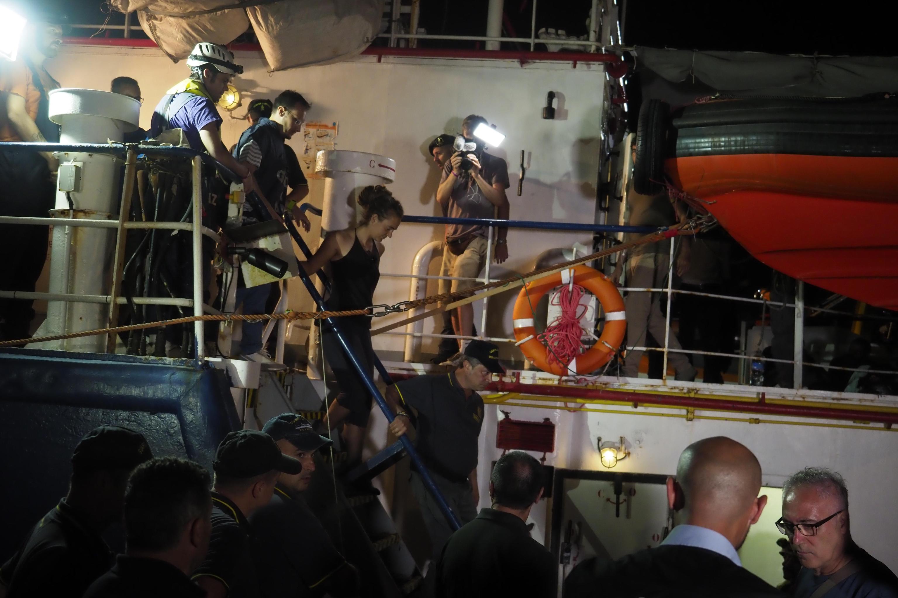 Sea Watch, l’autore degli insulti a Rackete: «Ero ubriaco, le chiedo scusa» – Il video