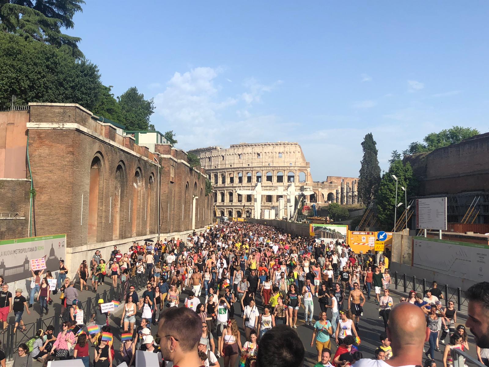 È il mese del Pride, a Roma corteo da record. Gli organizzatori: «Siamo 700 mila»  – Il video