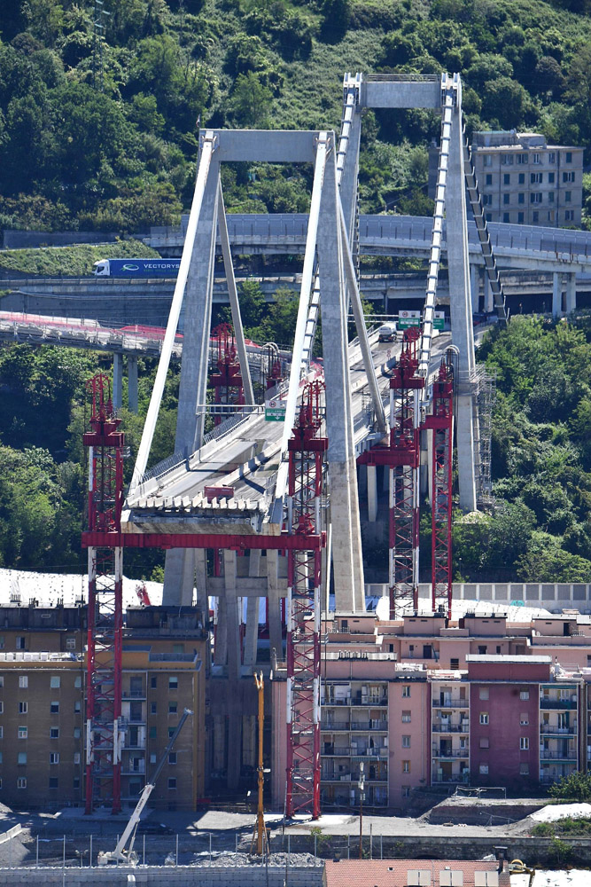 Una veduta generale dei monconi di ponte Morandi e dei lavori di demolizione, Genova, 16 maggio 2019. ANSA/ LUCA ZENNARO