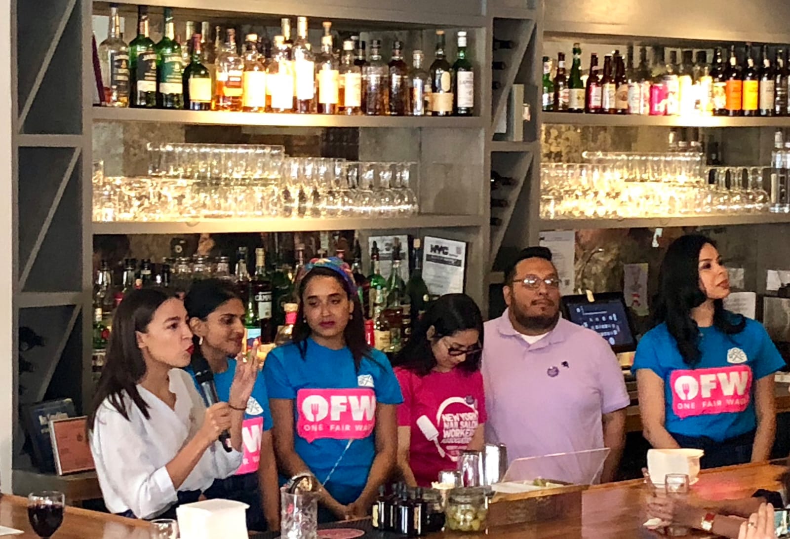 Salario minimo, Ocasio-Cortez dietro il bancone di un bar per una notte – Il video
