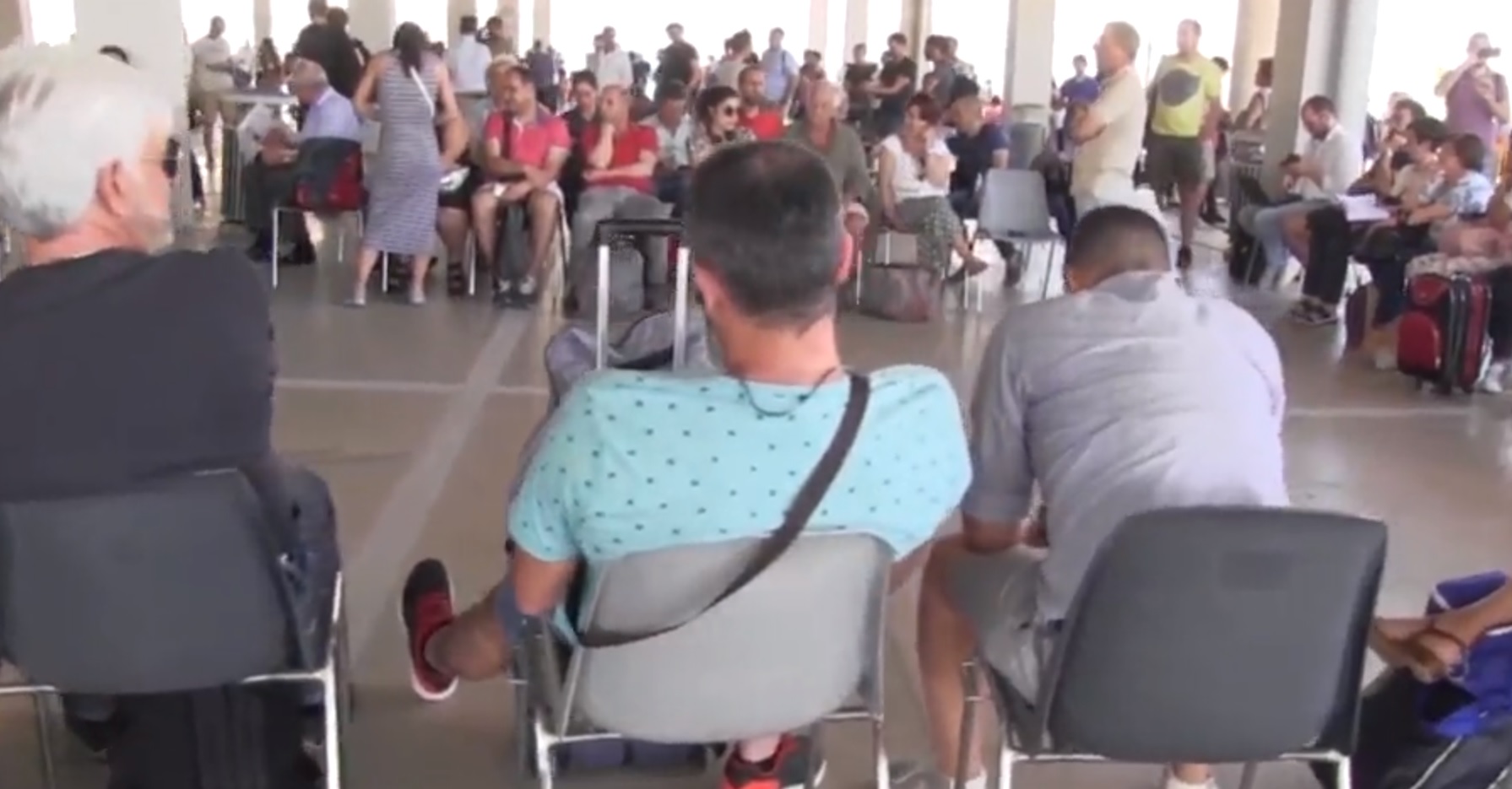 Concorso navigator, i figli dentro e i genitori fuori: «Qui per dare speranza» – Il video