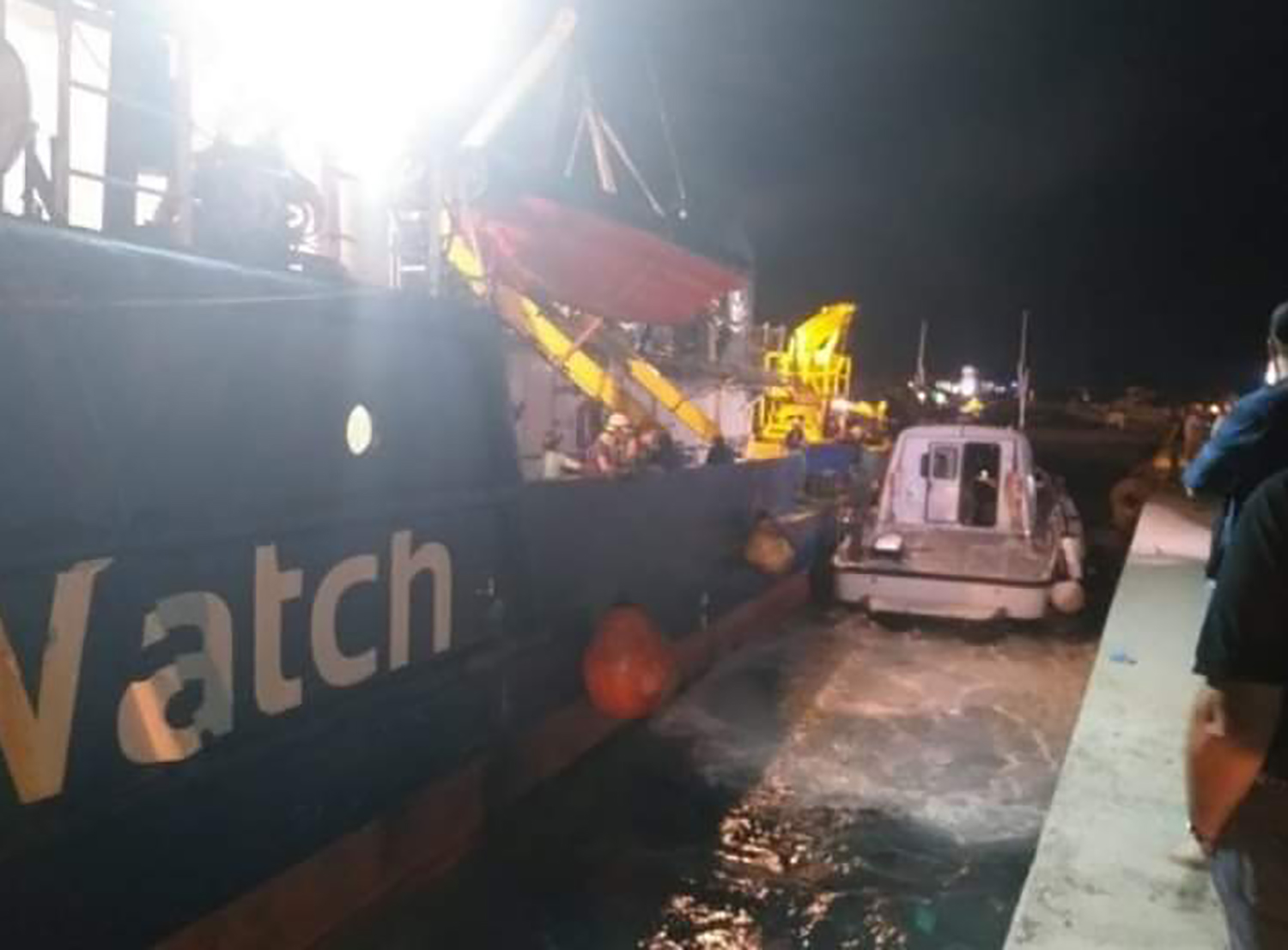 «Per approdare Sea Watch ha speronato la vedetta GdF». Il pm Patronaggio: «Inammissibile» – Il video