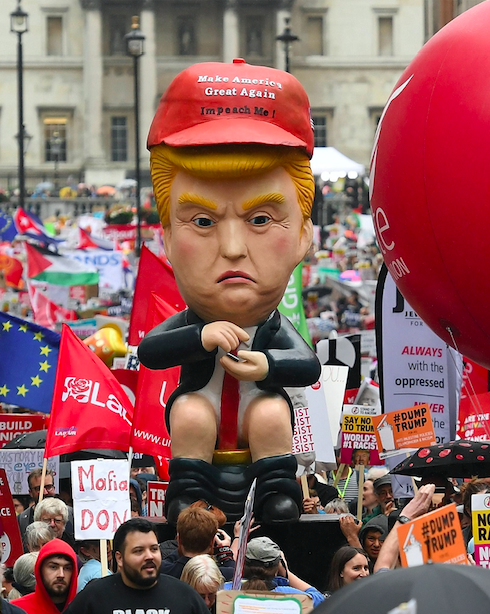 La statua di Trump impegnato a twittare seduto su un water durante la manifestazione contro il presidente Usa a Whitehall. Epa/Andy Rain