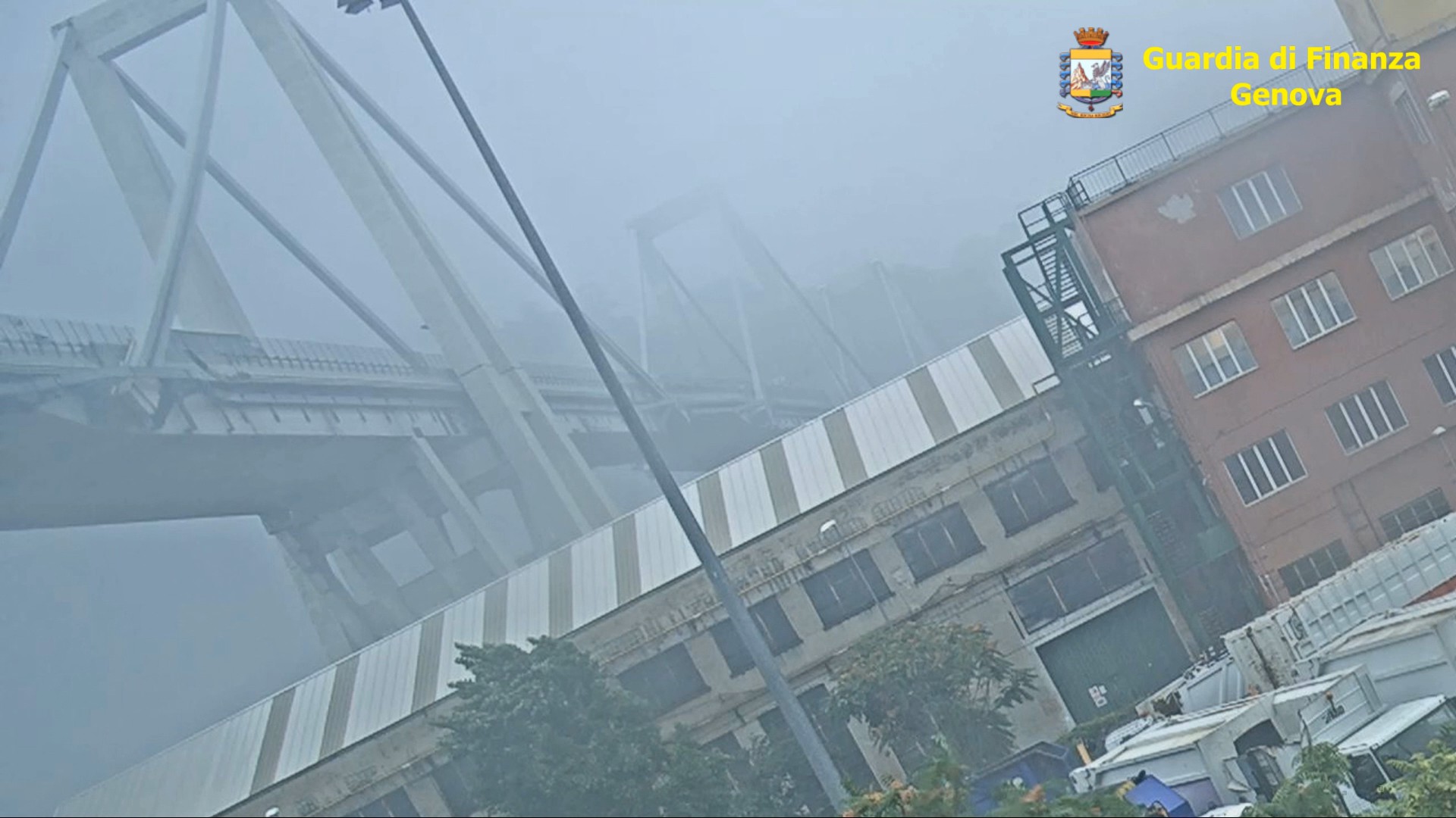 Crollo del Ponte Morandi, un video inedito mostra l’elemento che cedette per primo – Le immagini