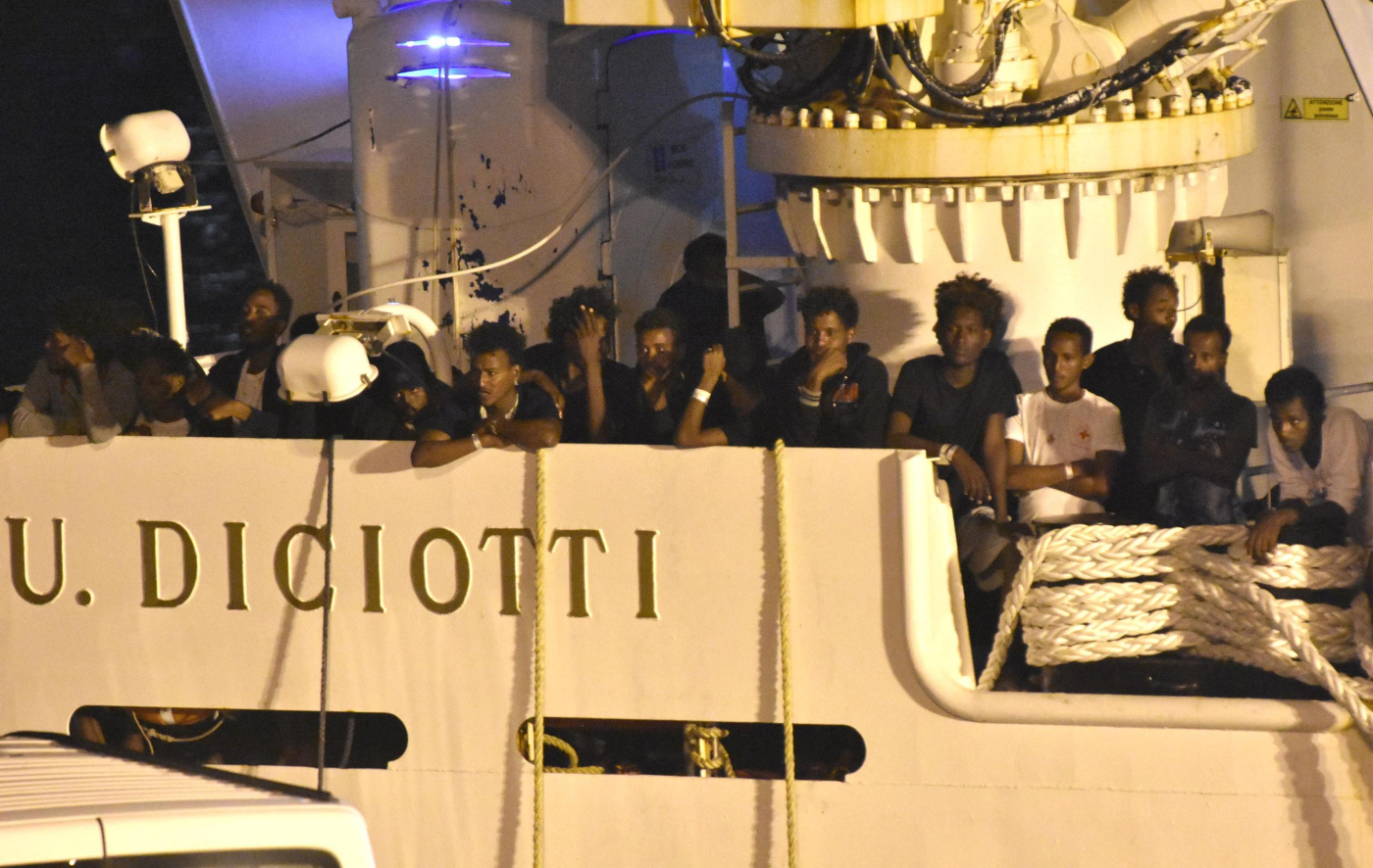 Il governo dovrà risarcire i migranti della Diciotti: «Violato il diritto del mare». L’ira di Meloni sulla Cassazione: «Soldi dalle tasse ai clandestini»