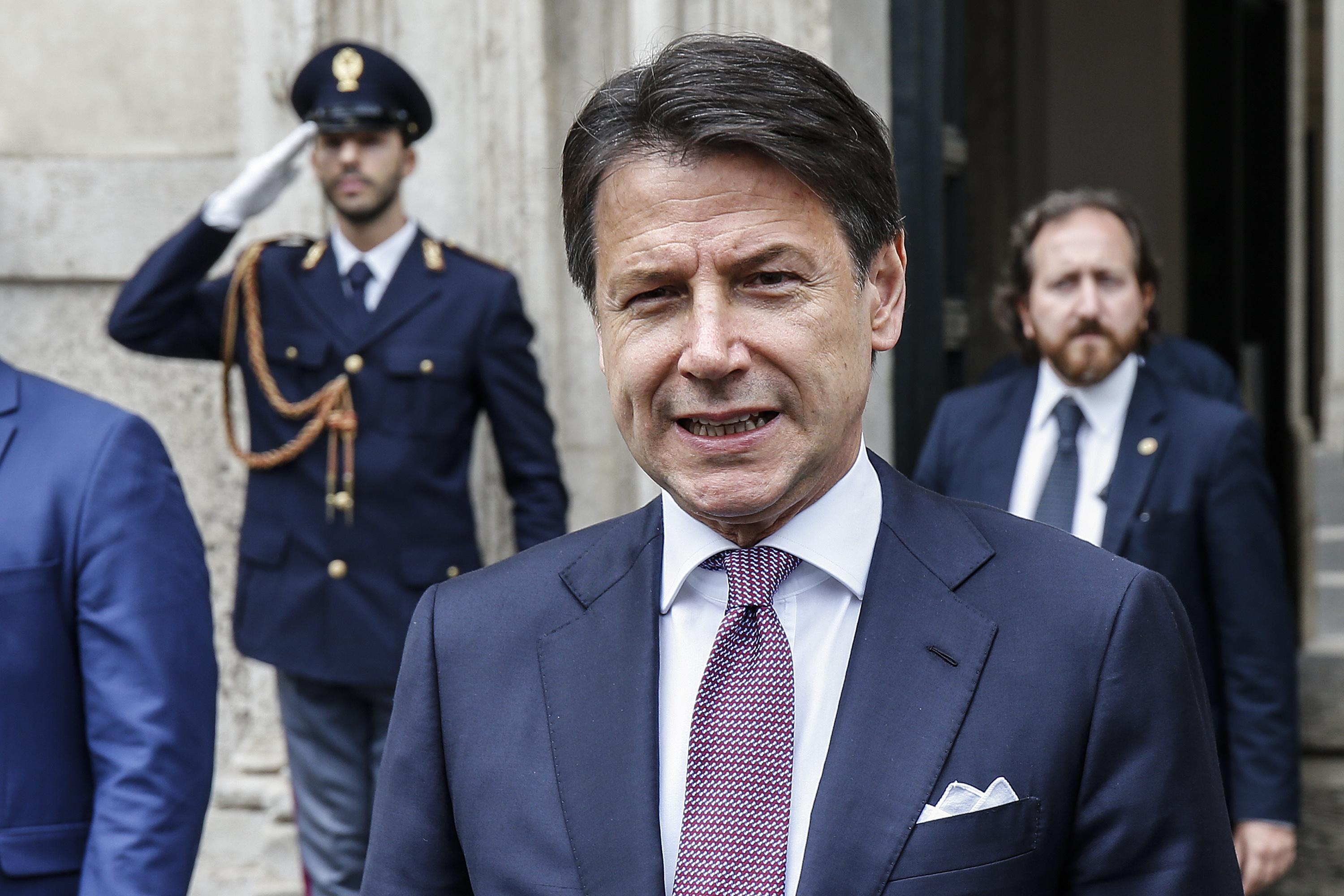 Il premier Giuseppe Conte davanti Palazzo Chigi per rilasciare alcune dichiarazioni ai giornalisti, Roma 15 luglio 2019. ANSA/FABIO FRUSTACI.