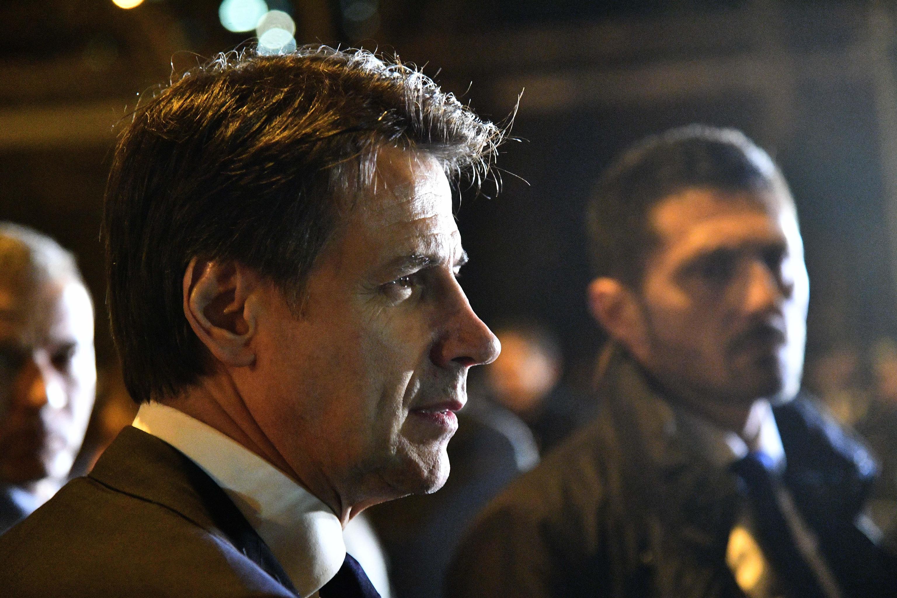 Il presidente del Consiglio, Giuseppe Conte, durante la visita in via Porro dove ha incontrato i comitati dei cittadini, Genova, 8 marzo 2019. 
ANSA/LUCA ZENNARO