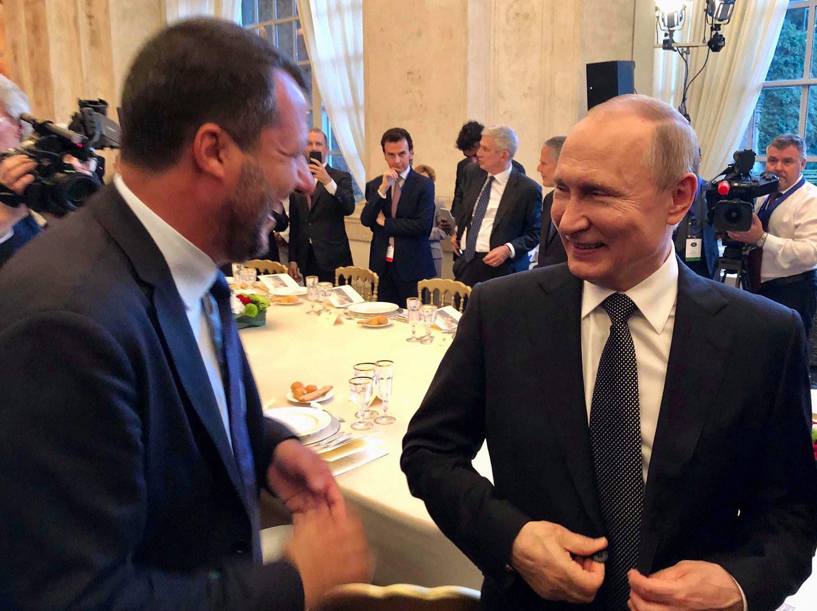 Il vicepremier e ministro dell'Interno, Matteo Salvini, con il presidente russo Vladimir Putin in una immagine pubblicata sul suo profilo Twitter, 04 luglio 2019.
TWITTER MATTEO SALVINI
+++ATTENZIONE LA FOTO NON PUO' ESSERE PUBBLICATA O RIPRODOTTA SENZA L'AUTORIZZAZIONE DELLA FONTE DI ORIGINE CUI SI RINVIA+++