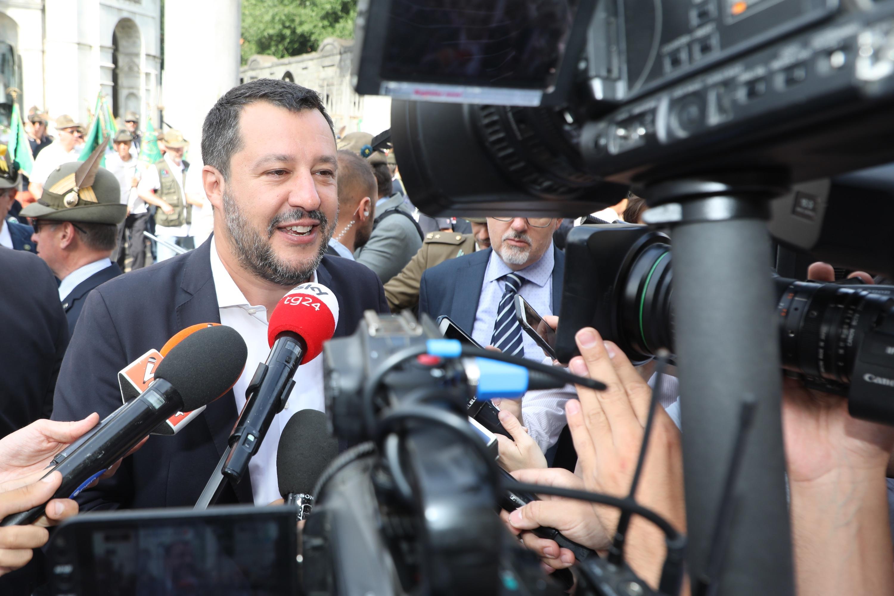 Il vicepremier Matteo Salvini incontra la stampa a margine della cerimonia di deposizione di una corona ai caduti in occasione del centenario dell'Associazione Nazionale Alpini a Milano 8 luglio 2019.
ANSA / MATTEO BAZZI