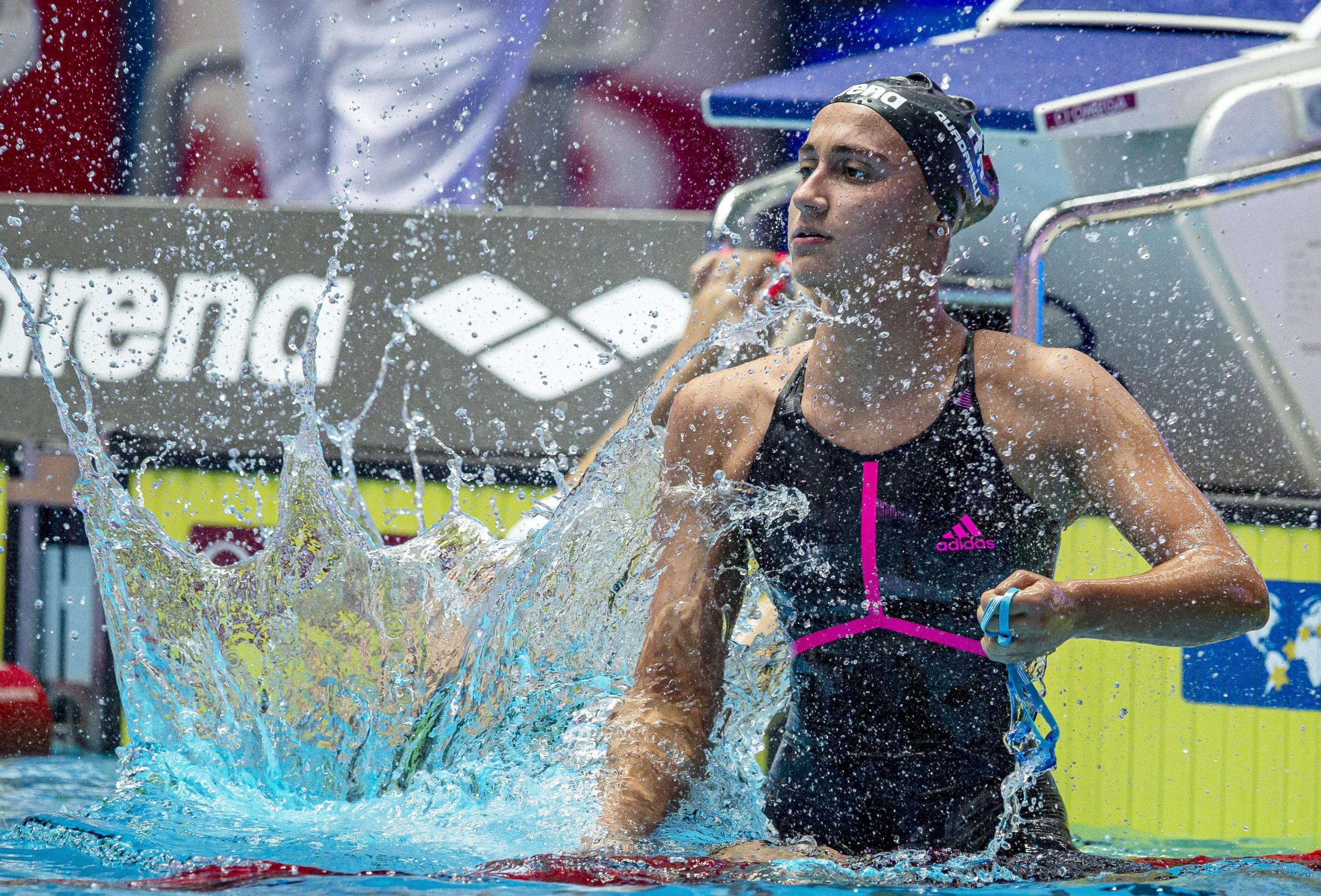epa07735155 Simona Quadarella of Italy celebrates after winning in the women's 1500m Freestyle Final during the Swimming events at the Gwangju 2019 FINA World Championships, Gwangju, South Korea, 23 July 2019.  EPA/PATRICK B. KRAEMER