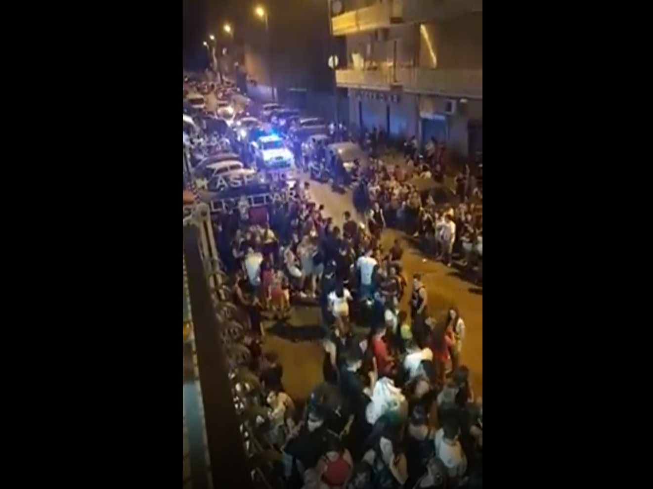 Napoli, strada bloccata per una serenata neomelodica: i vigili passano, ma non intervengono – Il video