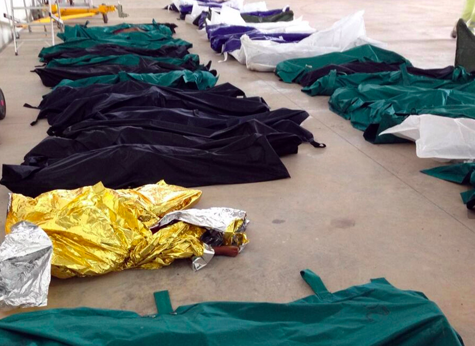 Nella foto postata sul profilo Twitter della sindaca di Lampedusa Giusi Nicolini, l'interno dell'hangar dove sono stati raccolti i cadaveri recuperati dopo la tragedia in mare, 3 ottobre 2013. Ansa/Twitter
