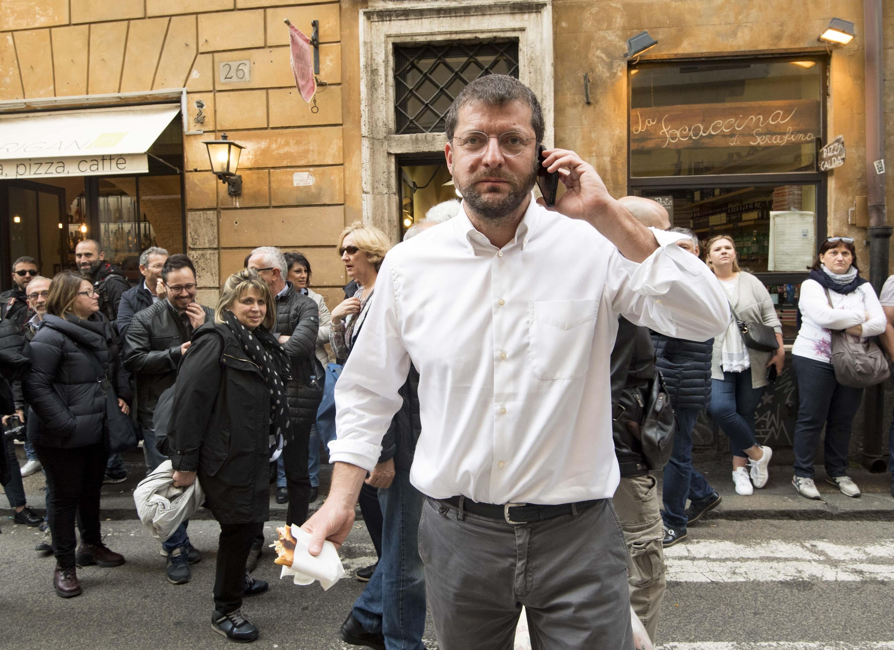 Andrea Romano arriva alla riunione dei gruppi di Camera e Senato del Pd presso la sede del Partito Democratico, Roma, 10 aprile 2018. ANSA/CLAUDIO PERI