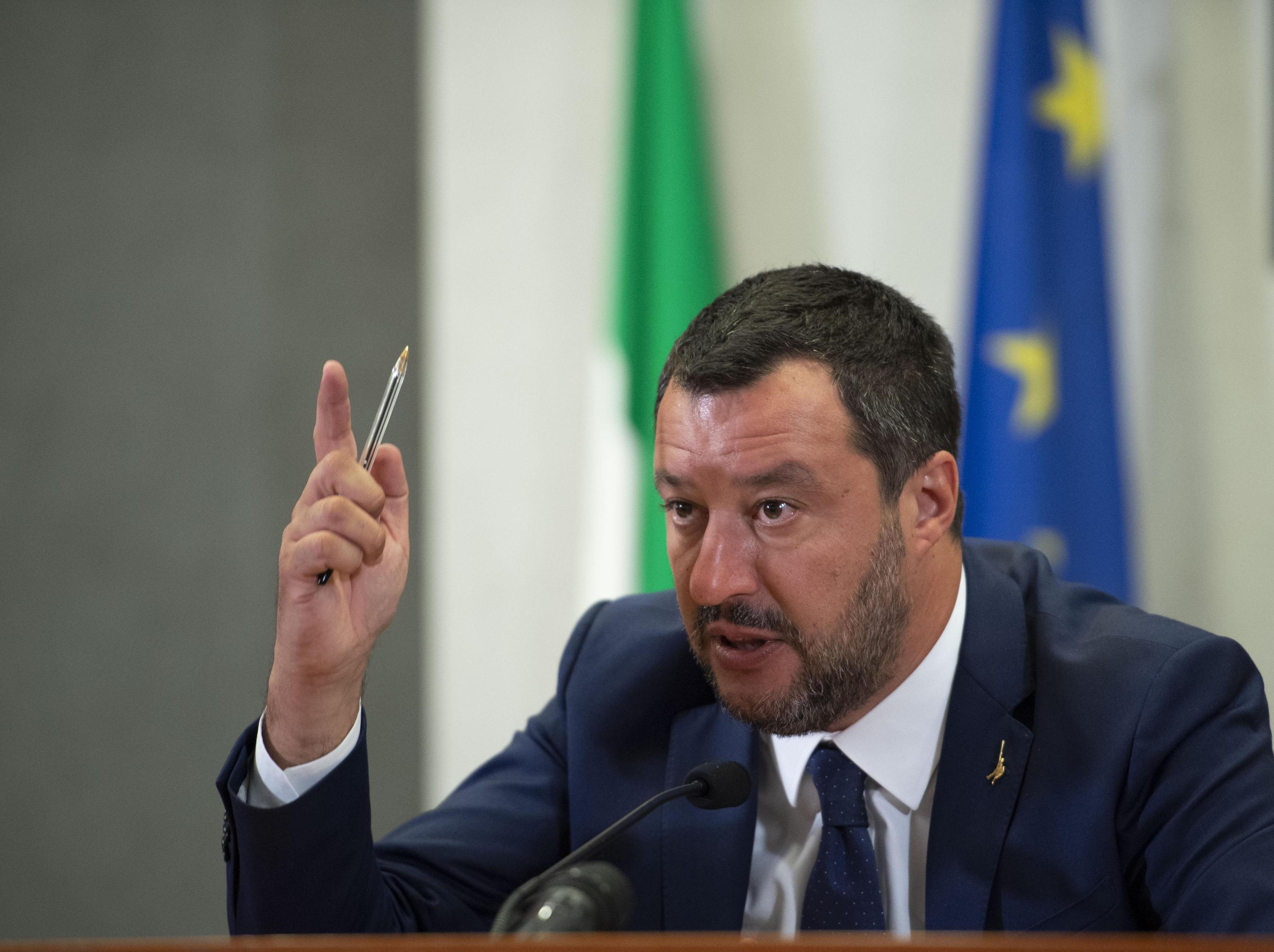 Il ministro dell'Interno Matteo Salvini, nel corso delle dichiarazioni in una pausa dell'incontro con le parti sociali al Viminale, Roma, 15 luglio 2019.
   ANSA/MAURIZIO BRAMBATTI