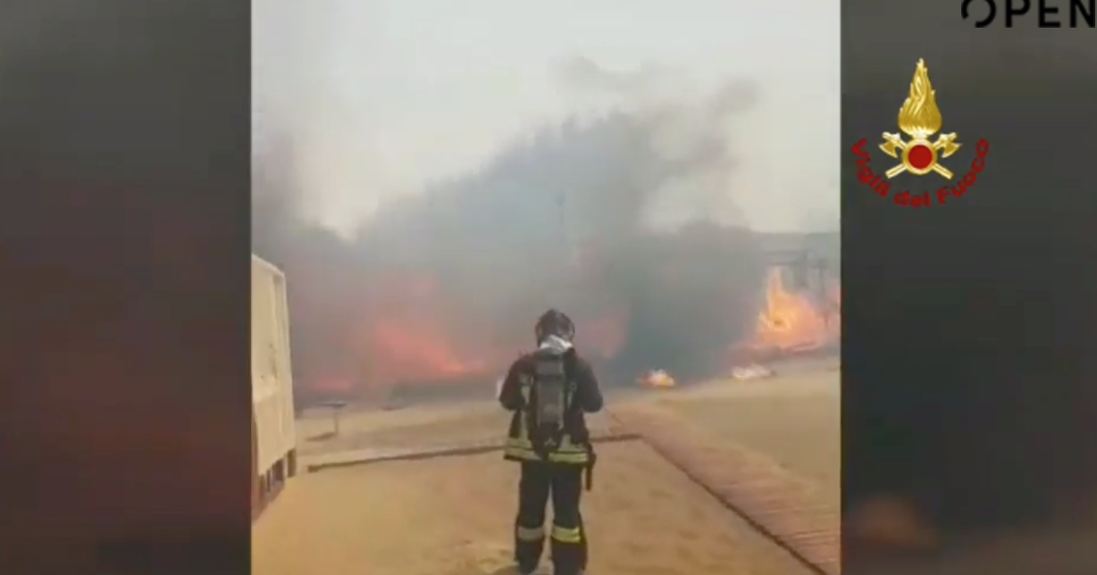 Vasto incendio a Catania: distrutti due lidi, bagnanti in fuga dal litorale – Il video